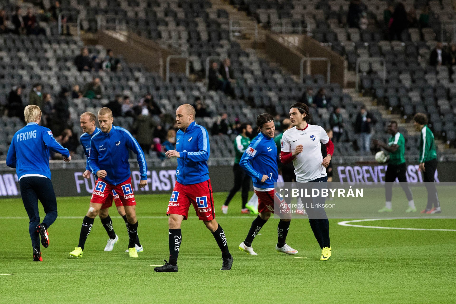 Norrköpings och Hammarbys spelare värmer upp