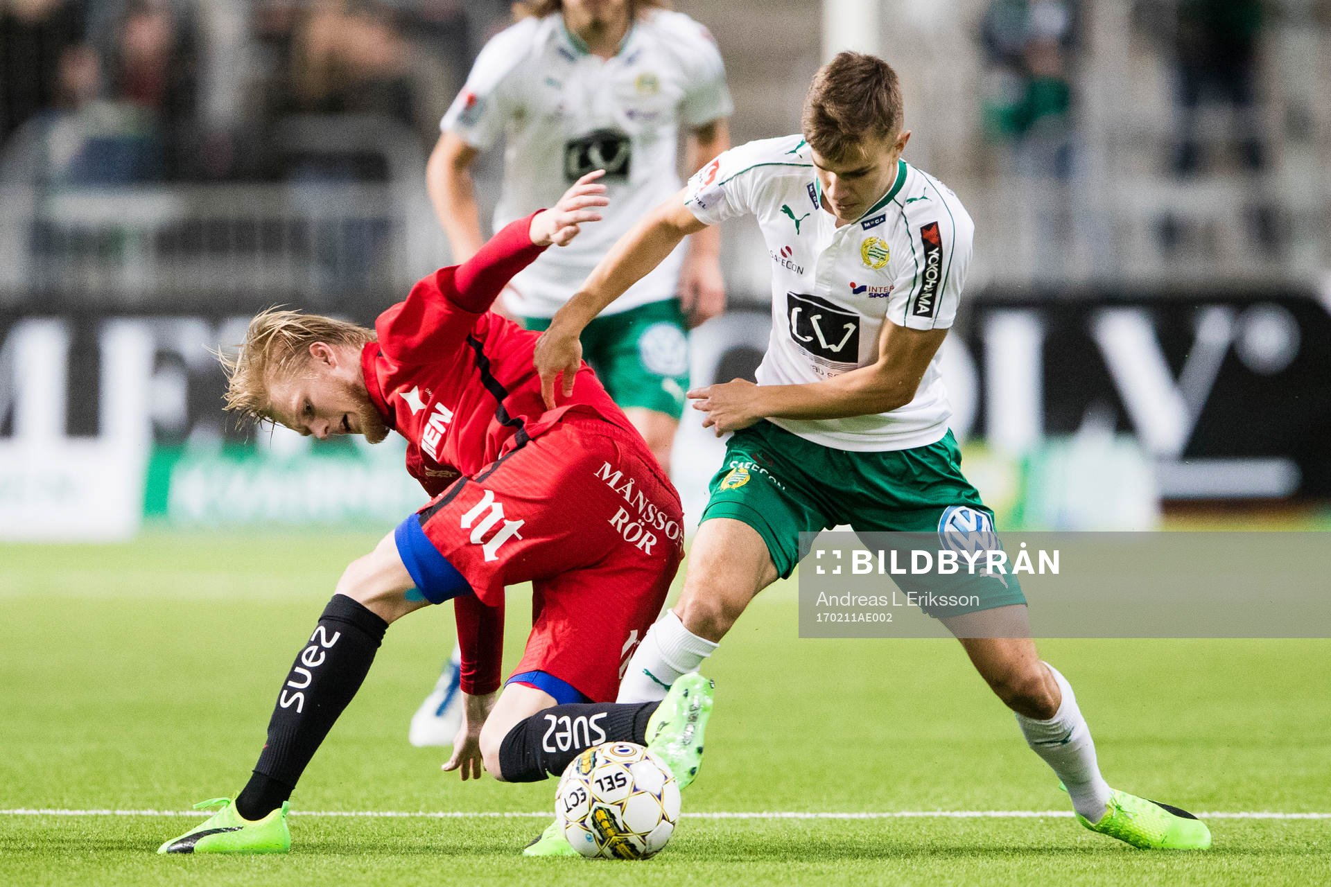 Norrköpings Karl Holmberg i kamp om bollen med Hammarbys Dusan Jajic under träningsmatchen i fotboll mellan Hammarby och Norrköping den 11 februari 2017 i Stockholm.