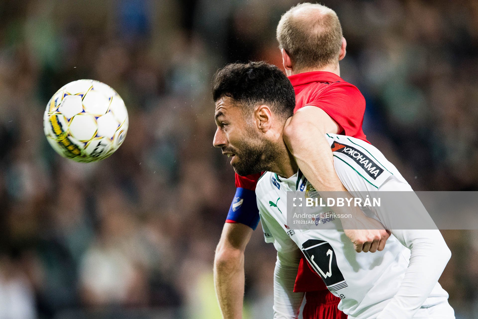 Hammarbys Imad Khalili hålls fast av Norrköpings Andreas