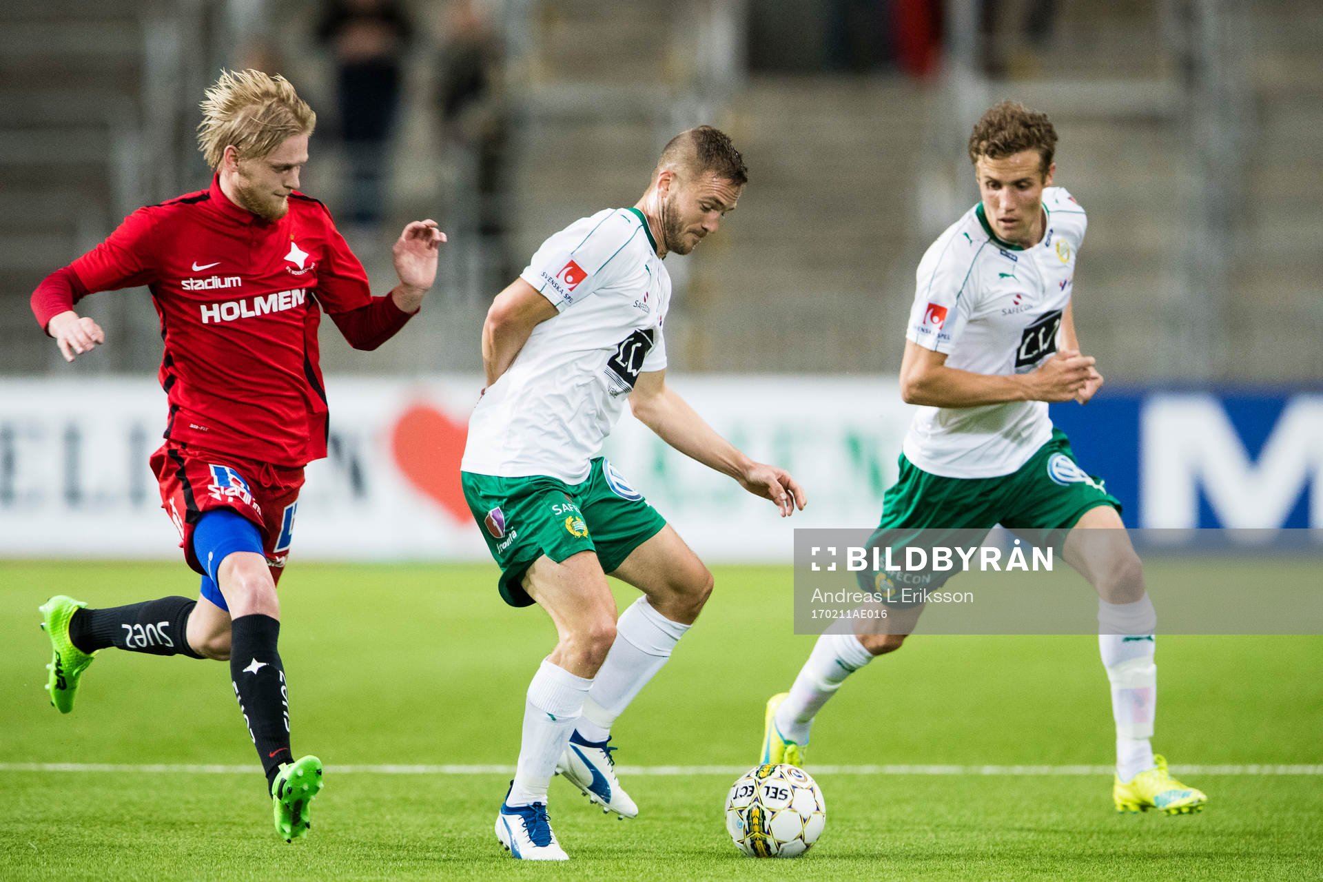 Norrköpings Karl Holmberg jagar Hammarbys Mats Solheim och