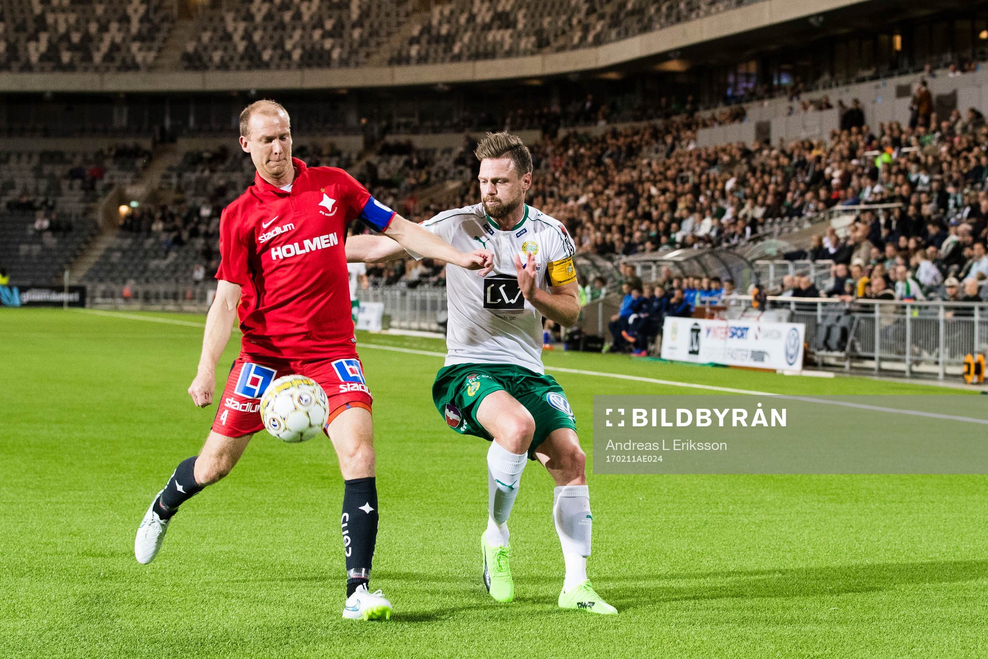 Norrköpings Andreas Johansson försvarar sig mot Hammarbys
