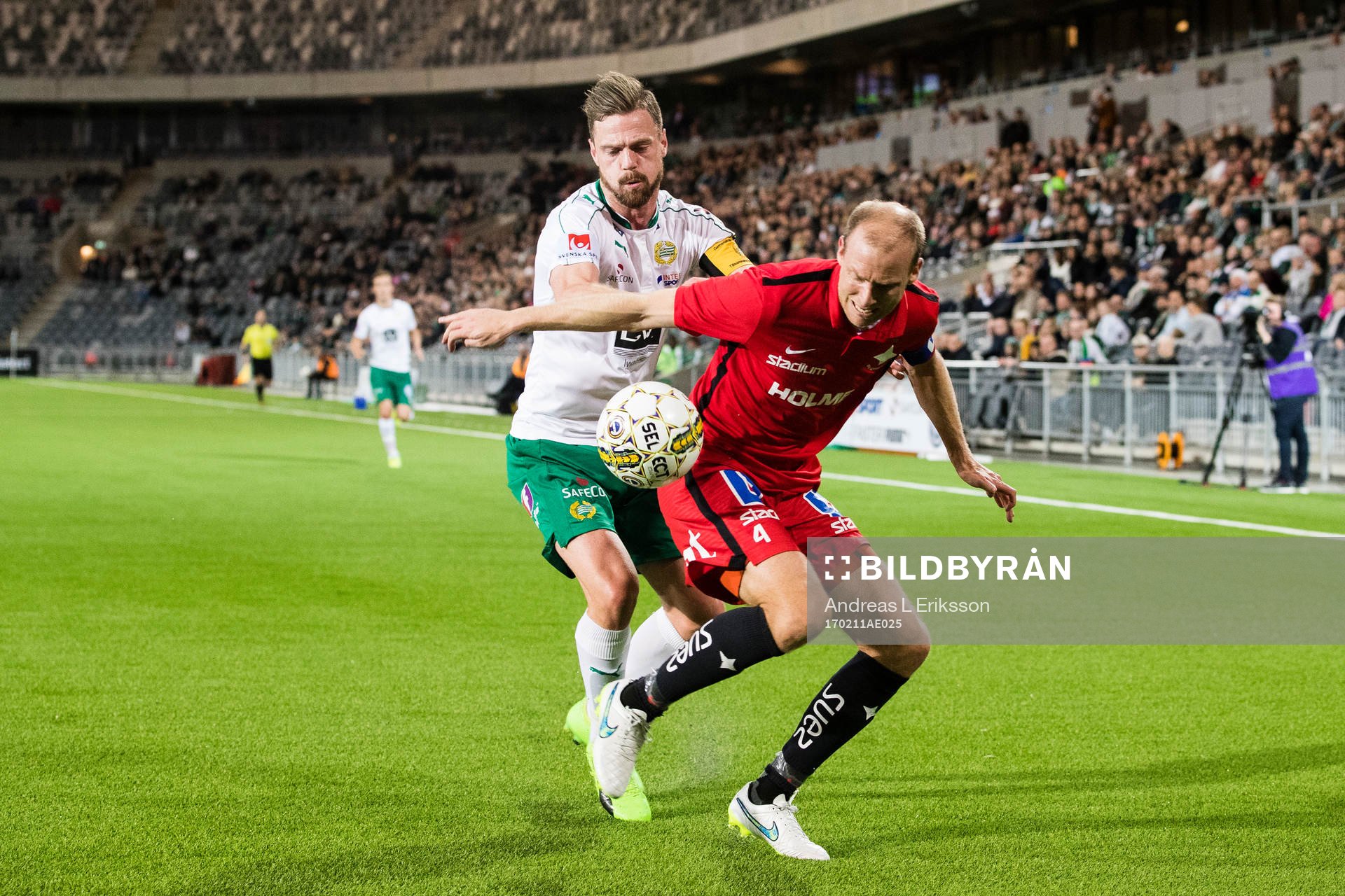 Hammarbys Arnór Smárason i kamp om bollen med Norrköpings Andreas Johansson under träningsmatchen i fotboll mellan Hammarby och Norrköping den 11 februari 2017 i Stockholm.
