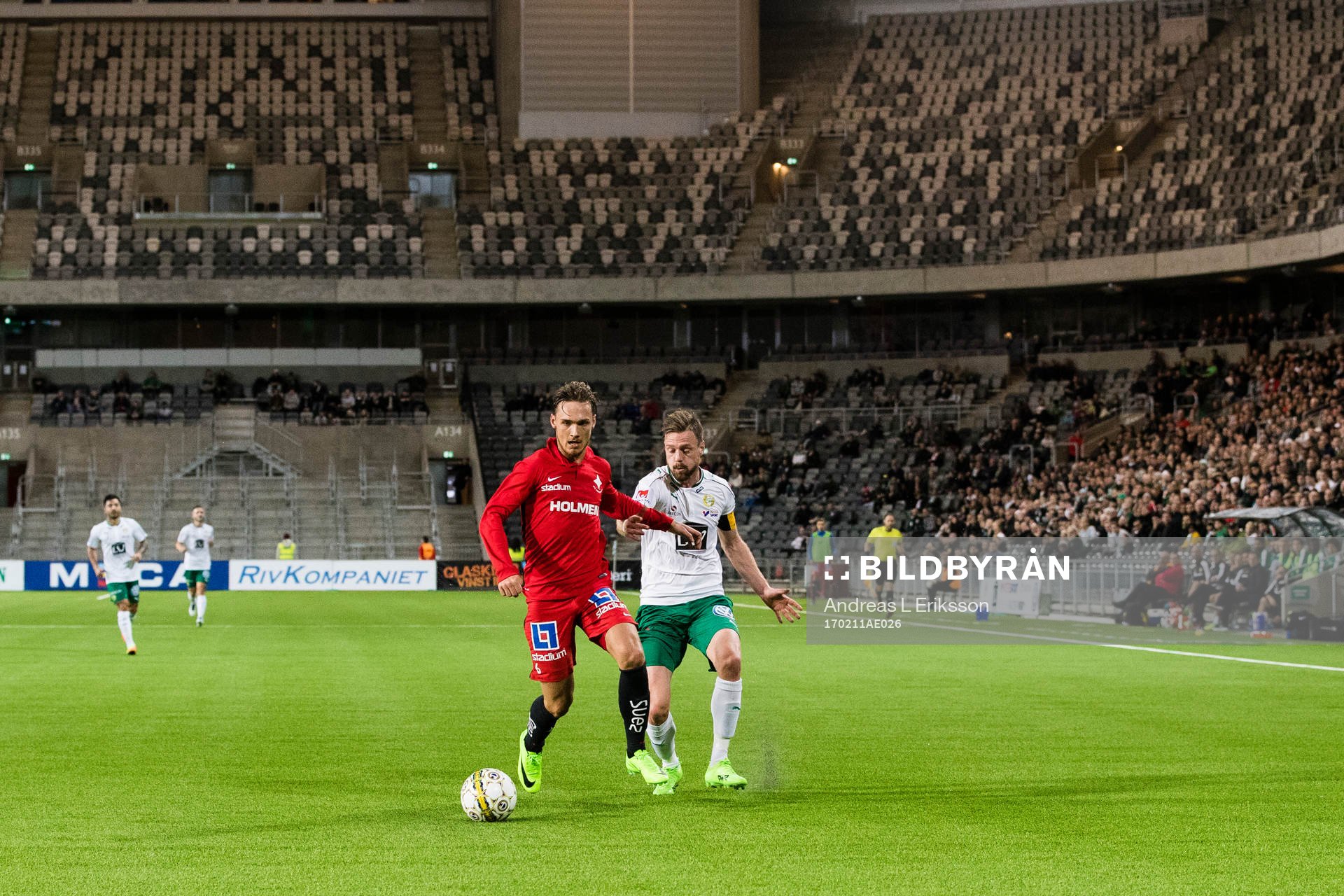 Norrköpings Linus Wahlqvist i kamp om bollen med Hammarbys