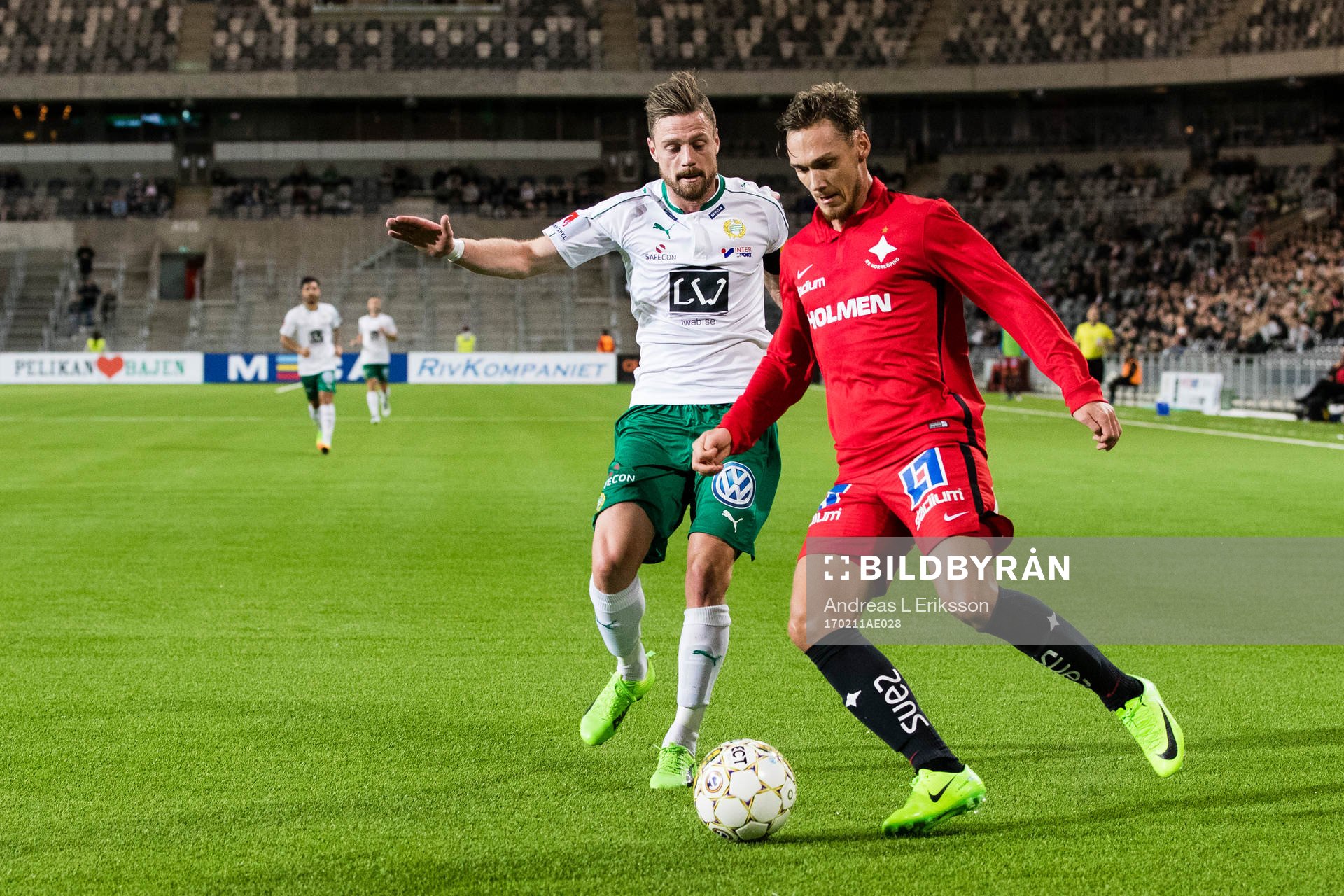 Hammarbys Arnór Smárason i kamp om bollen med