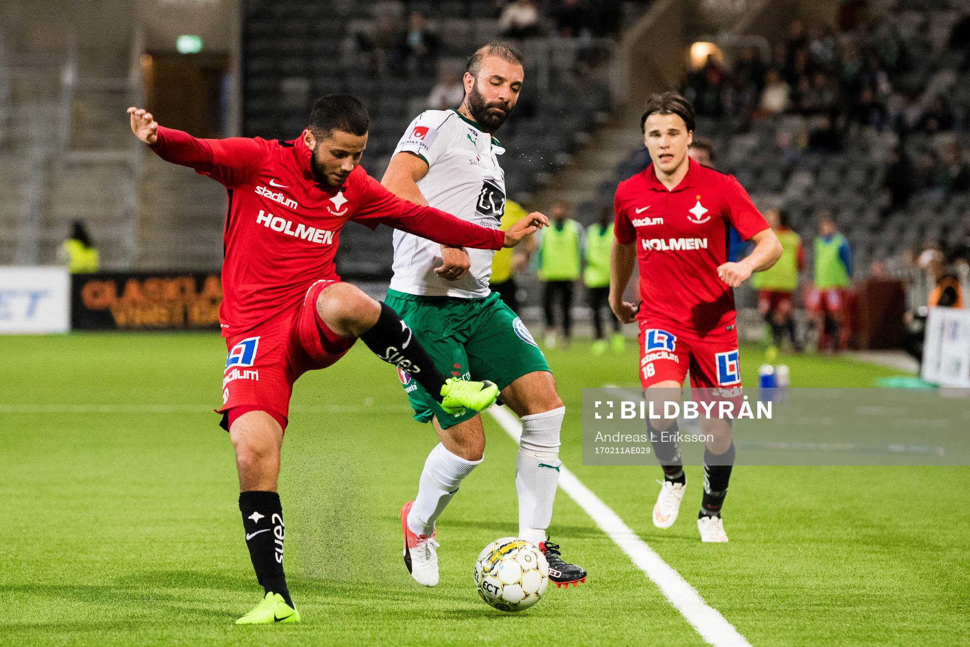 Norrköpings Nikola Tkalcic i kamp om bollen med Hammarbys