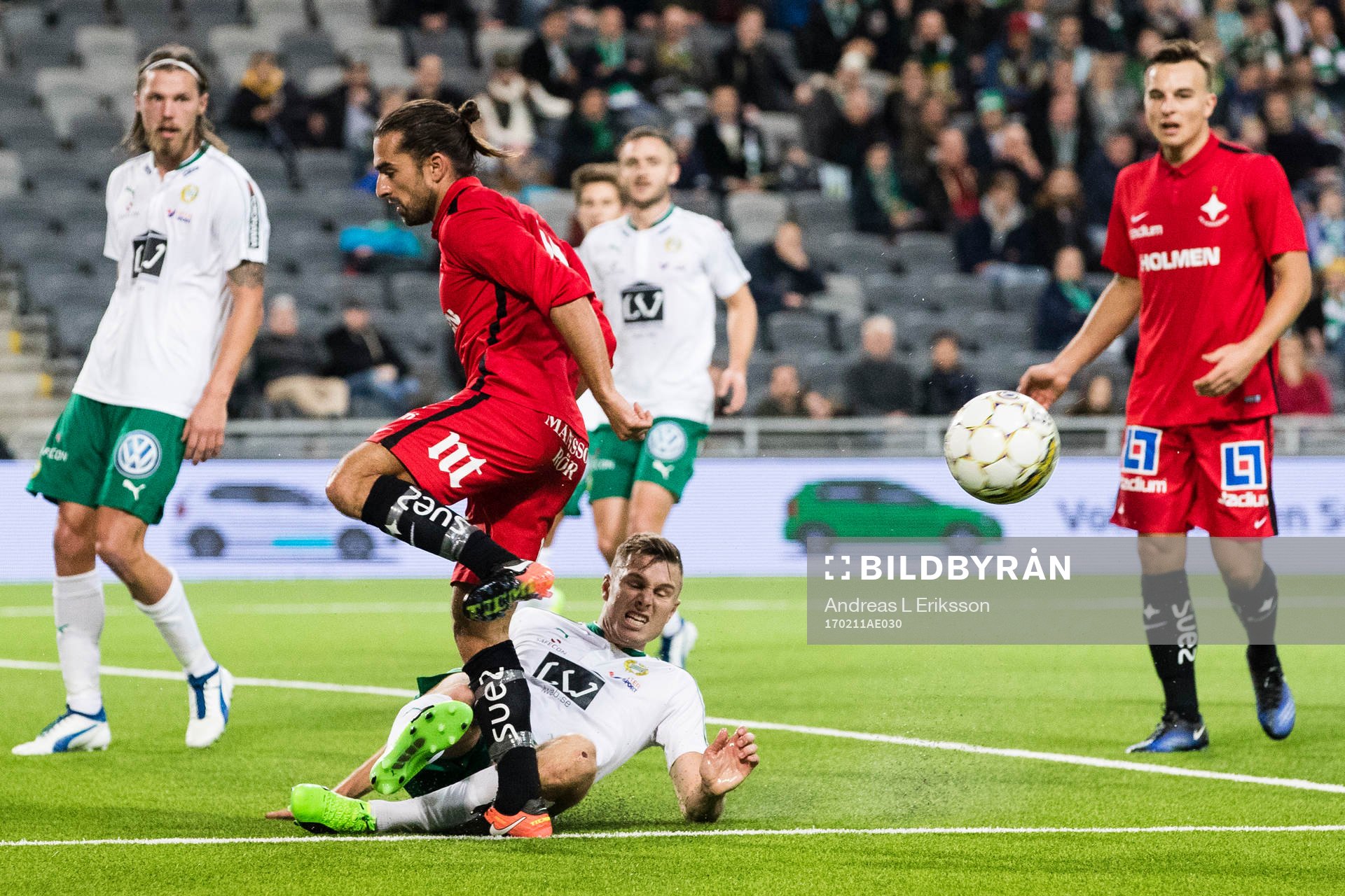 Hammarbys Richard Magyar rensar undan bollen för