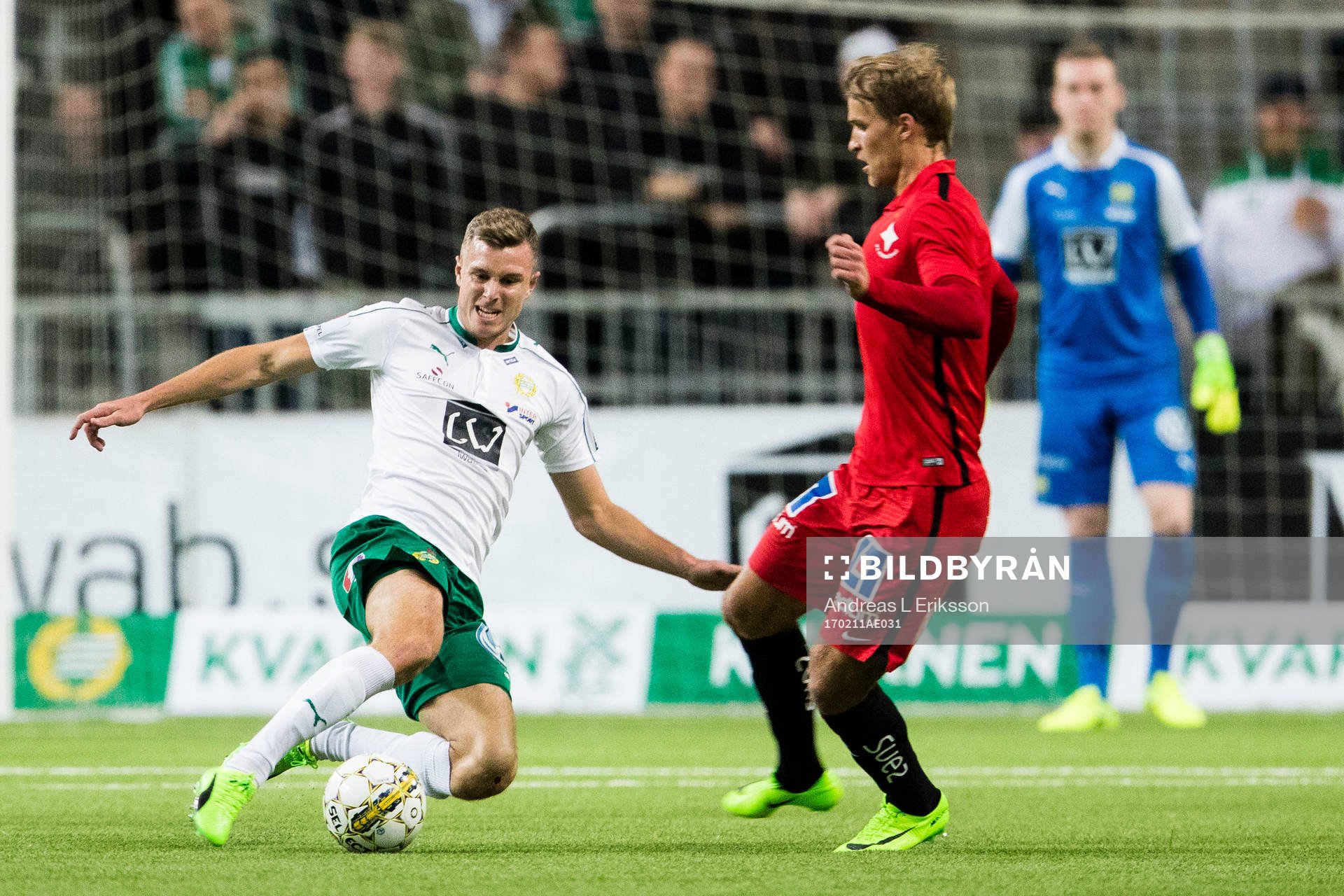 Hammarbys Richard Magyar rensar undan bollen framför