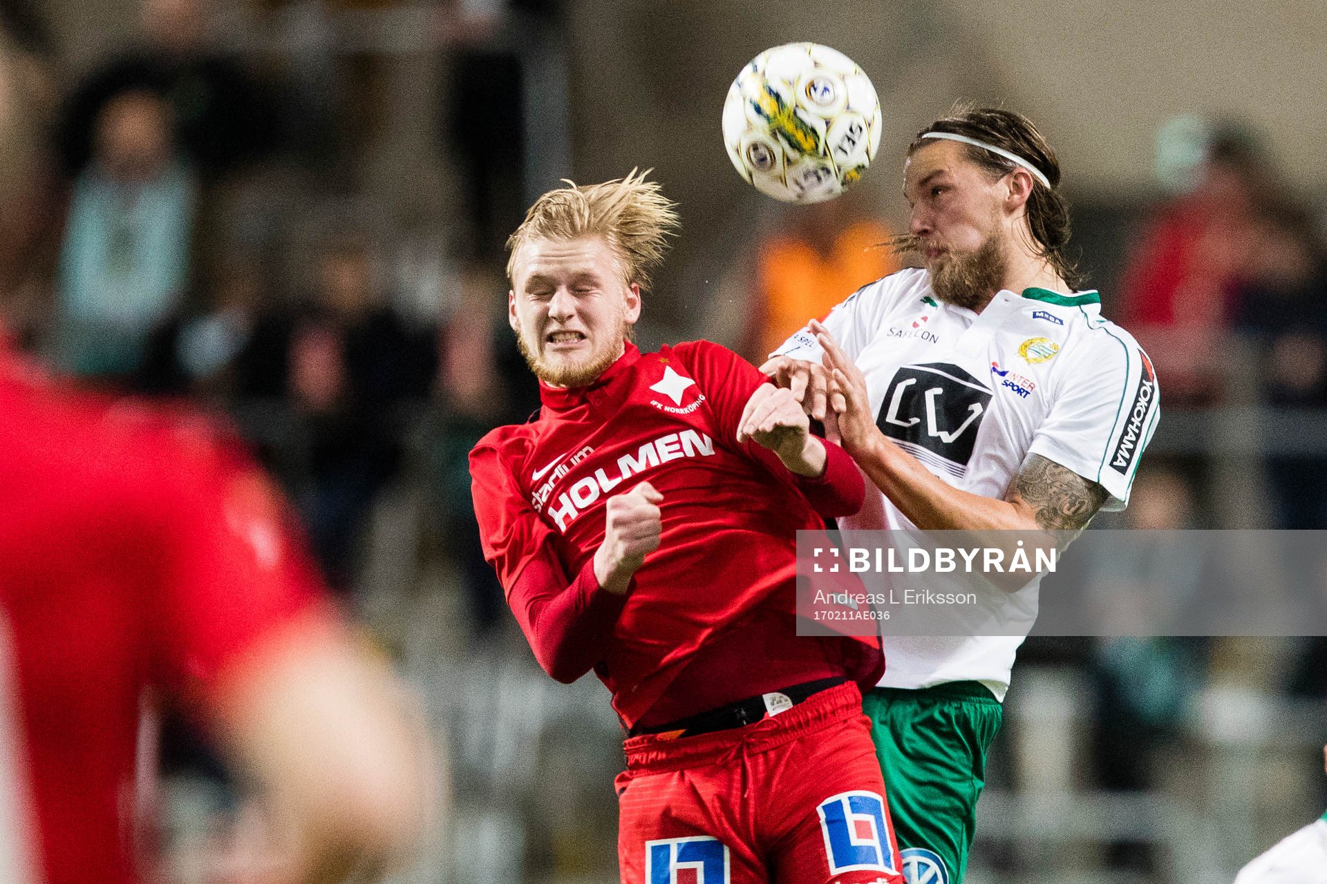 Norrköpings Karl Holmberg i en nickduell med Hammarbys