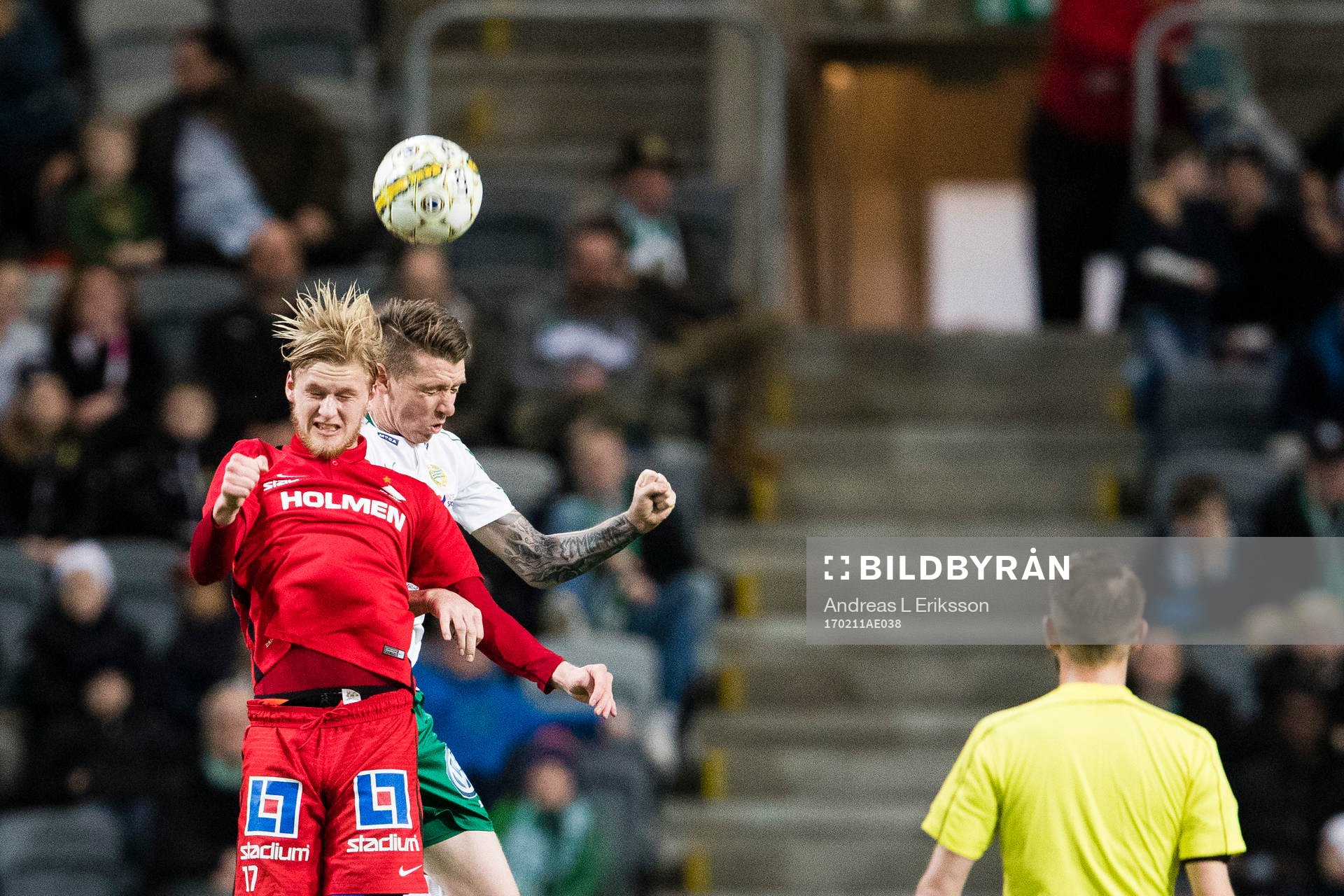 Norrköpings Karl Holmberg i en nickduell med Hammarbys