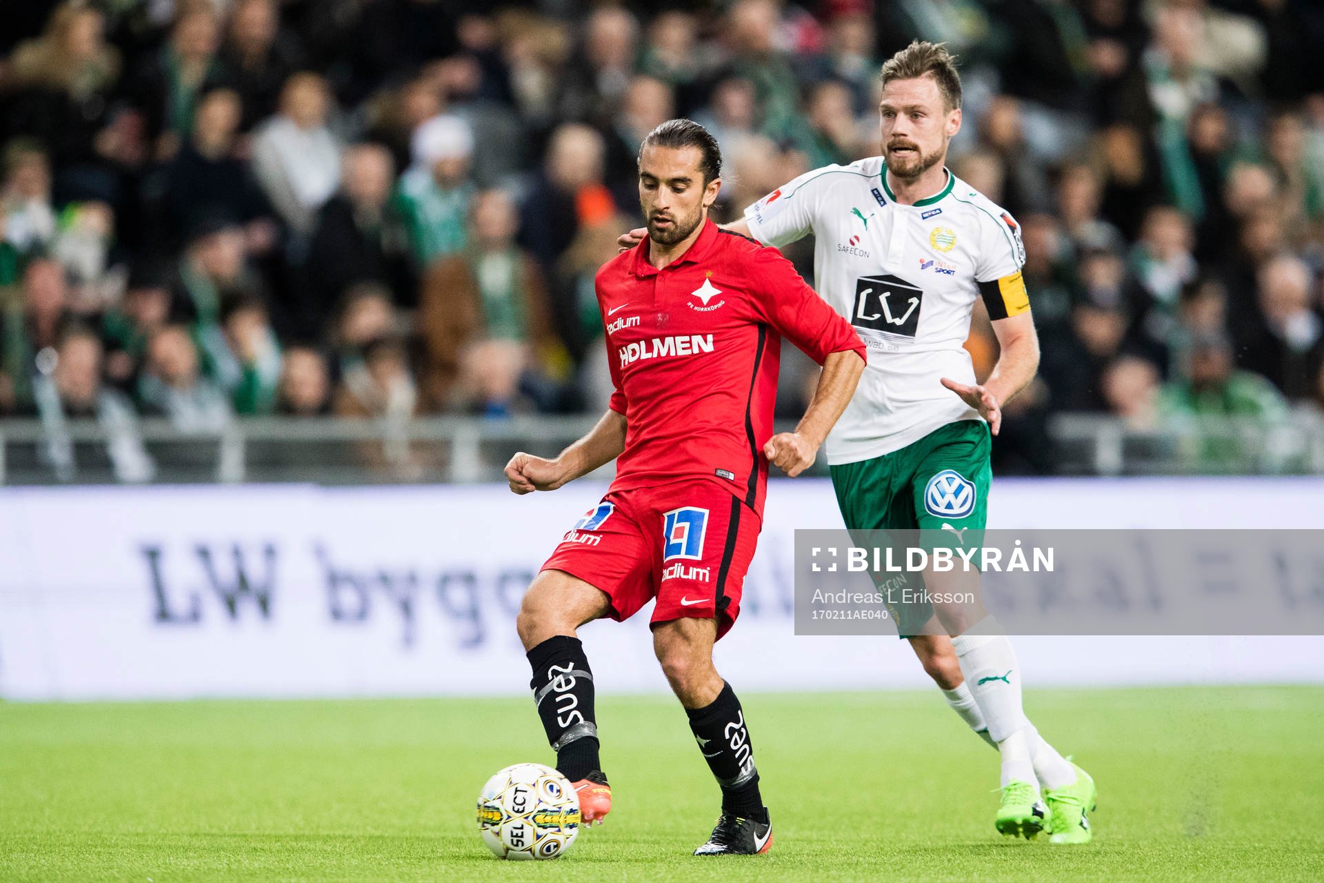 Norrköpings Christopher Telo jagas av Hammarbys Arnór