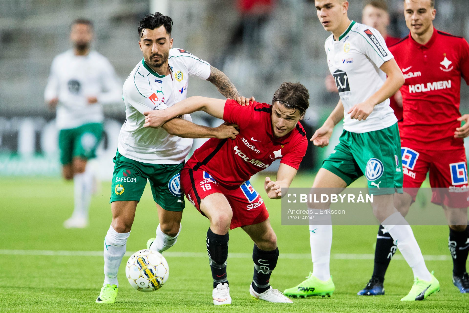 Hammarbys Jiloan Hamad i kamp om bollen med Norrköpings