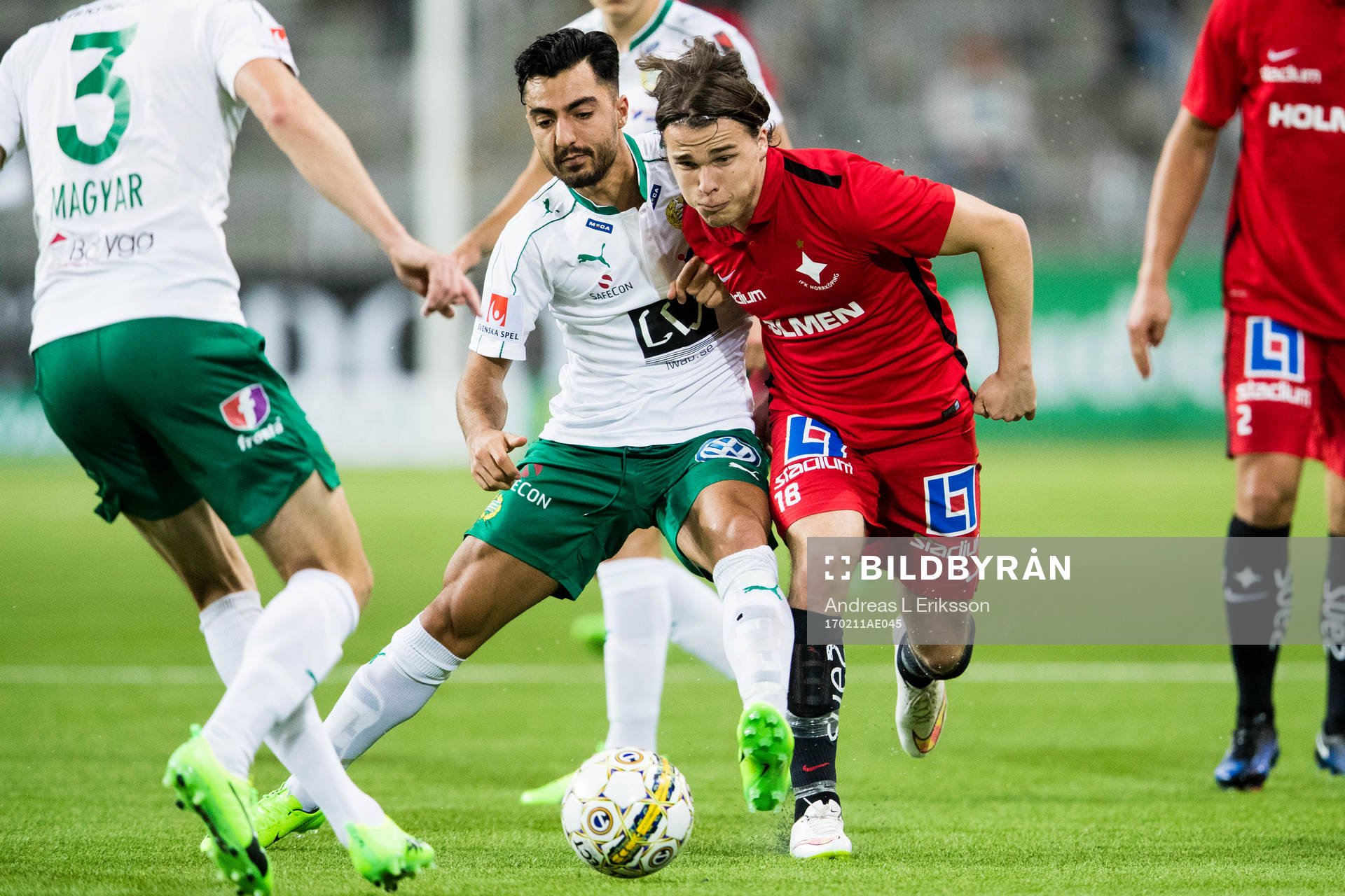 Hammarbys Jiloan Hamad i kamp om bollen med Norrköpings