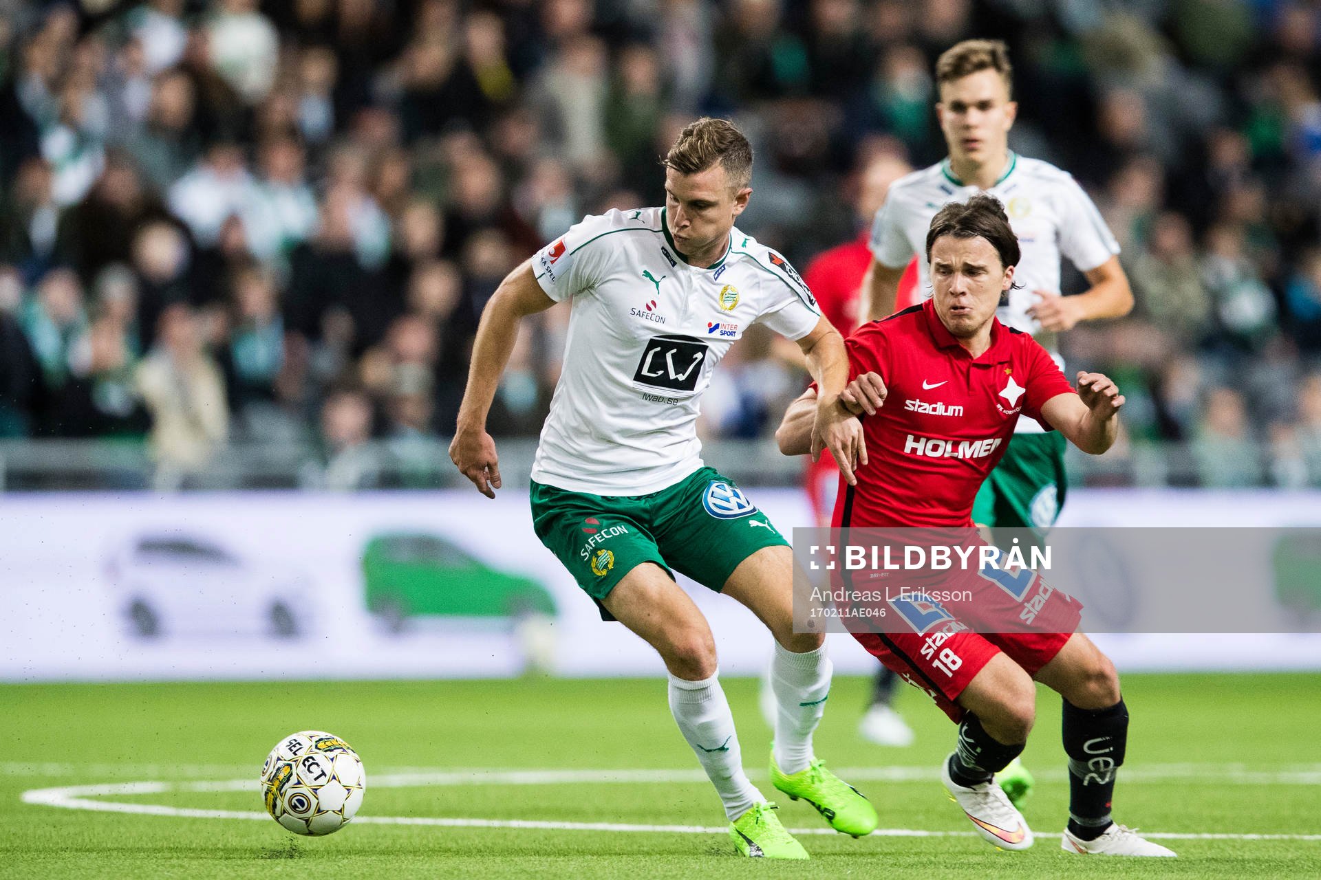 Hammarbys Richard Magyar i kamp om bollen med Norrköpings