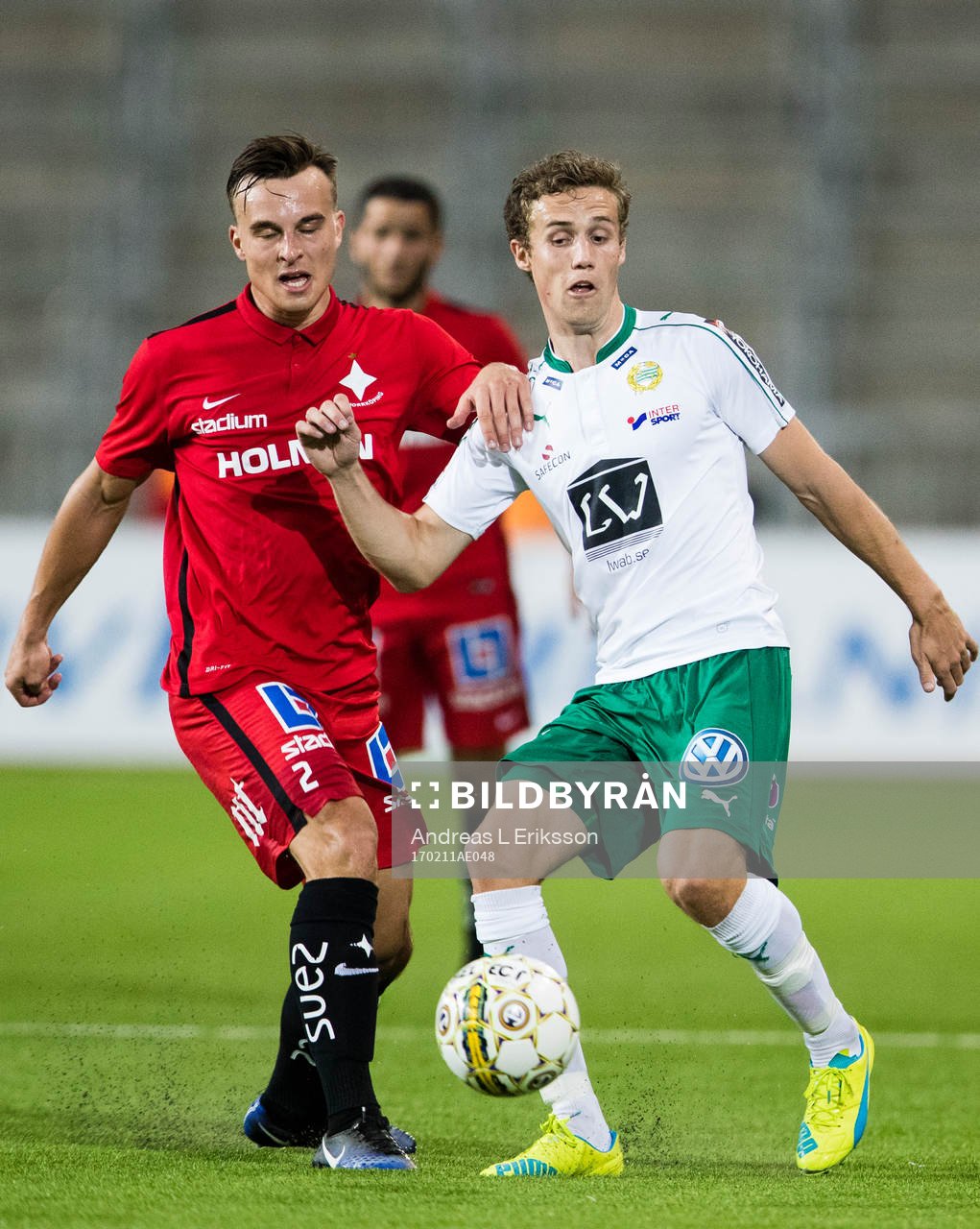 Norrköpings Henrik Castegren i kamp om bollen med