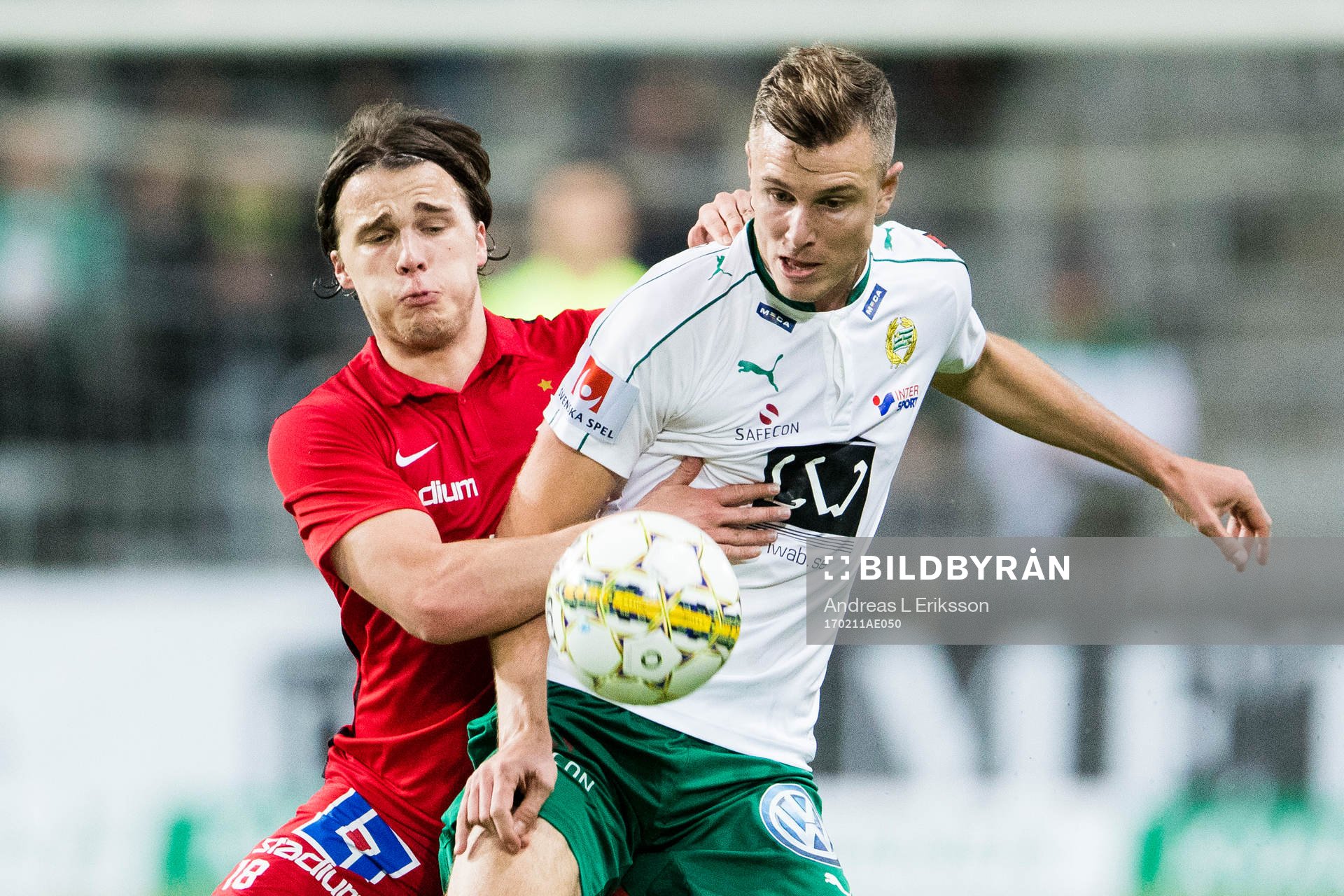 Norrköpings Simon Skrabb i kamp om bollen med Hammarbys Richard Magyar under träningsmatchen i fotboll mellan Hammarby och Norrköping den 11 februari 2017 i Stockholm.