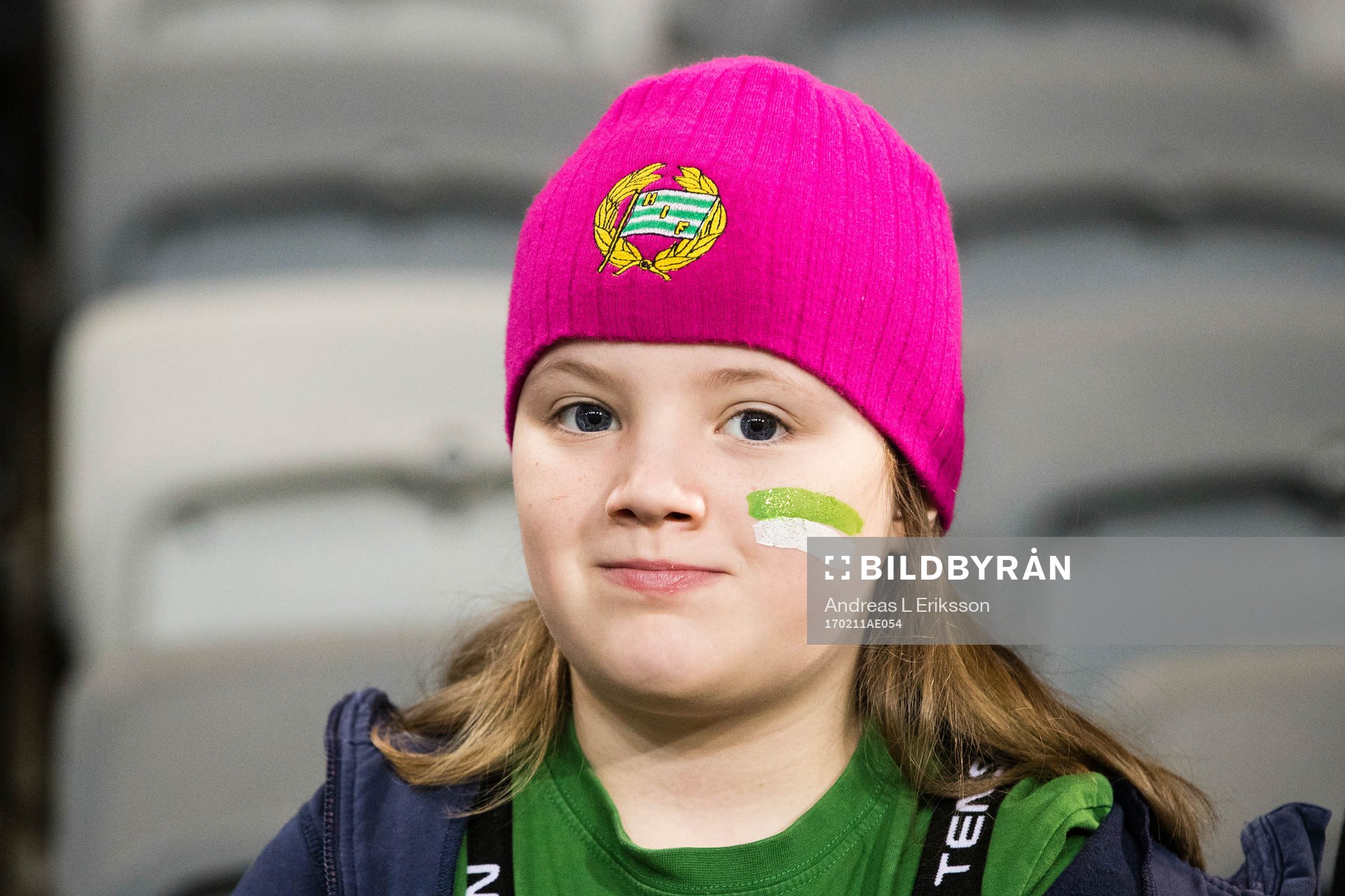 En Hammarbysupporter innan träningsmatchen i fotboll