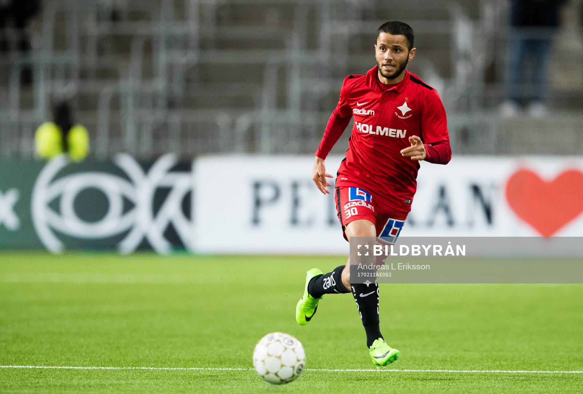 Norrköpings Nikola Tkalcic med bollen