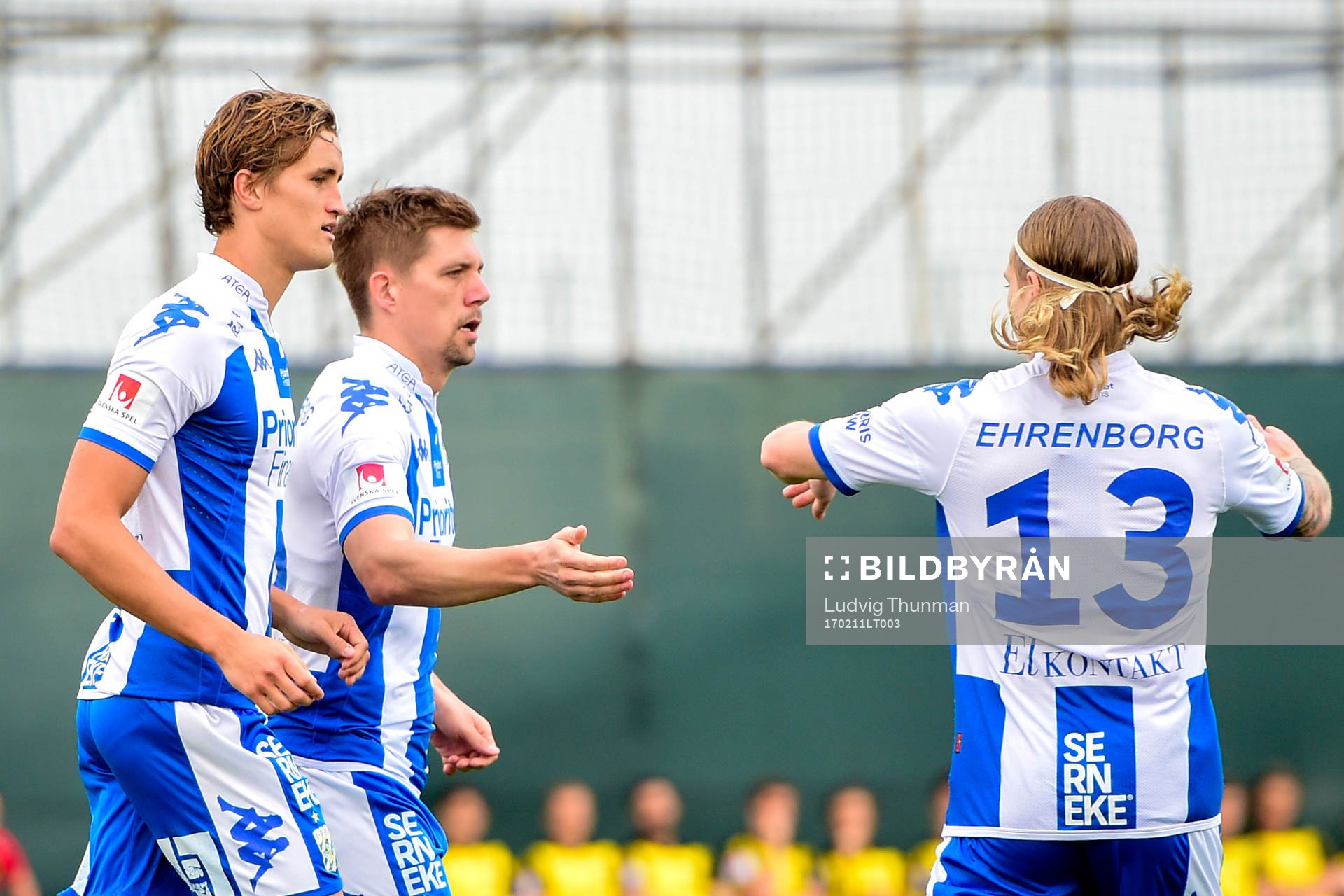 IFK Göteborgs Mikael Boman kramas om av Elias Mar Omarsson efter 1-0 under fotbollsmatchen i Dubai International Cup mellan IFK Göteborg och AIK den 11 februari 2017 i Dubai.