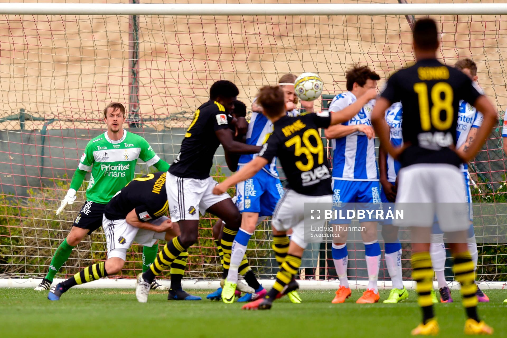 AIK:s Amin Affane gör 1-1 bakom IFK Göteborgs målvakt Erik Dahlin under fotbollsmatchen i Dubai International Cup mellan IFK Göteborg och AIK den 11 februari 2017 i Dubai.
