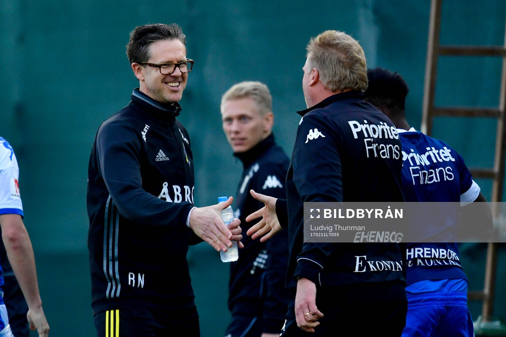 AIK:s tränare Rikard Norling och IFK Göteborgs tränare Jörgen Lennartsson skakar hand efter fotbollsmatchen i Dubai International Cup mellan IFK Göteborg och AIK den 11 februari 2017 i Dubai.
