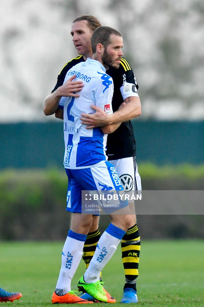 IFK Göteborgs Emil Salomonsson kramar om AIK:s Nils-Eric Johansson efter fotbollsmatchen i Dubai International Cup mellan IFK Göteborg och AIK den 11 februari 2017 i Dubai.