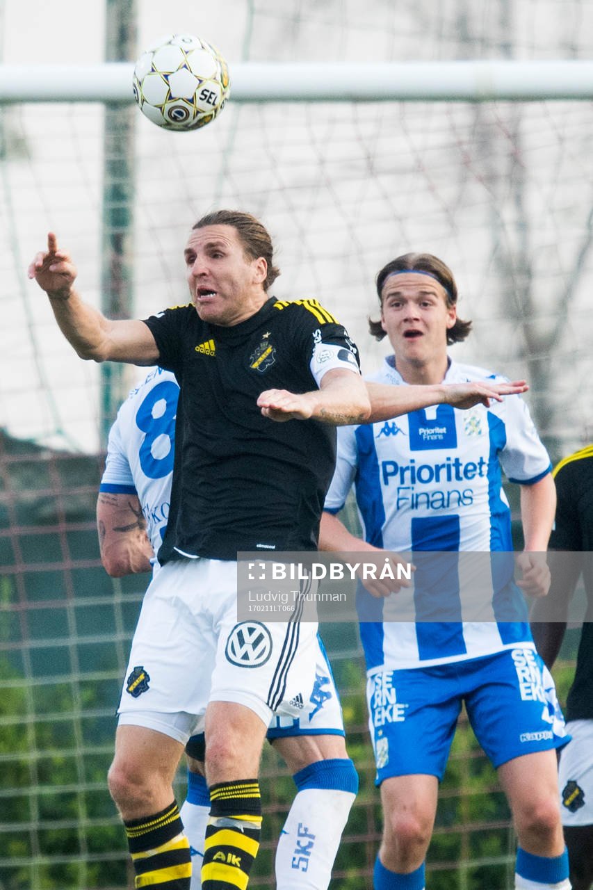 s Nils-Eric Johansson nickar undan framför IFK Göteborgs