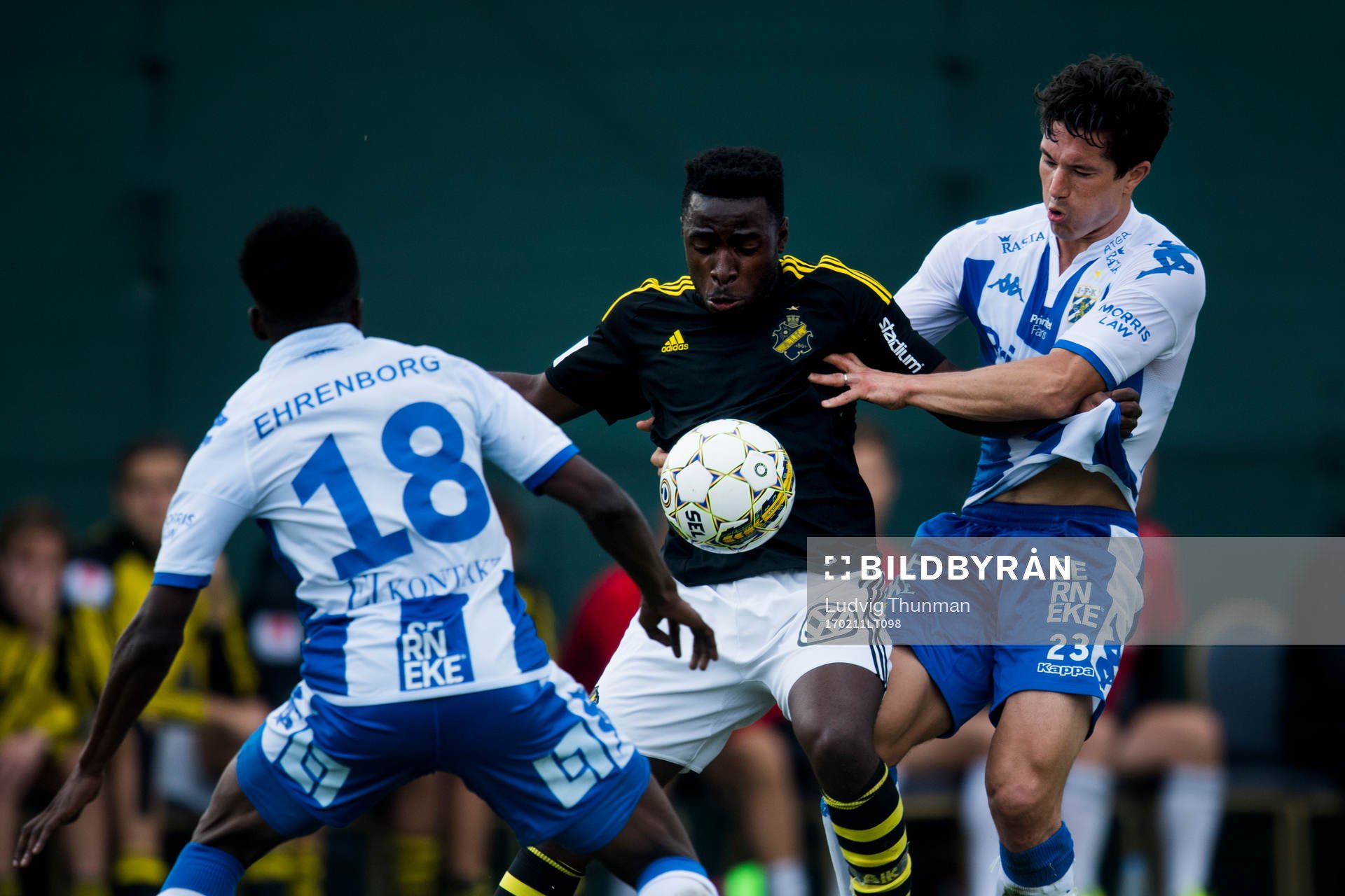IFK Göteborgs Lawson Sabah och David Boo Wiklander i kamp