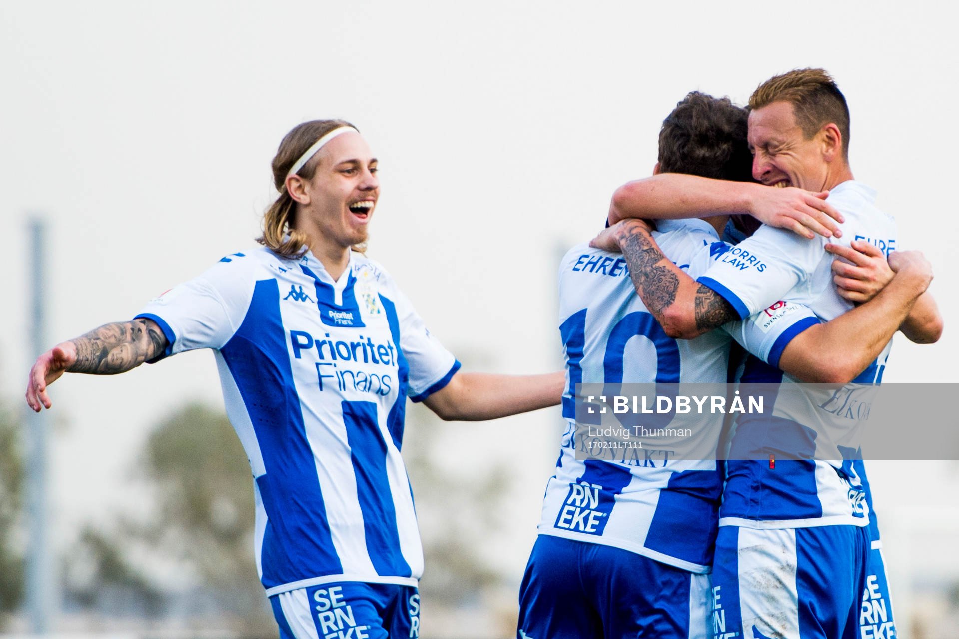 Elias Mar Omarsson påväg mot Tobias Hysen som kramas om