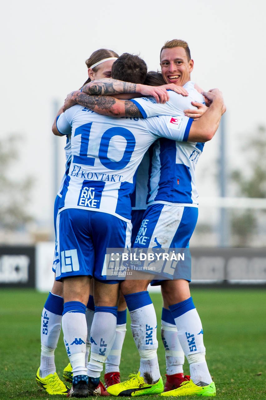 IFK Göteborgs Tobias Hysen kramas om av Martin Smedberg