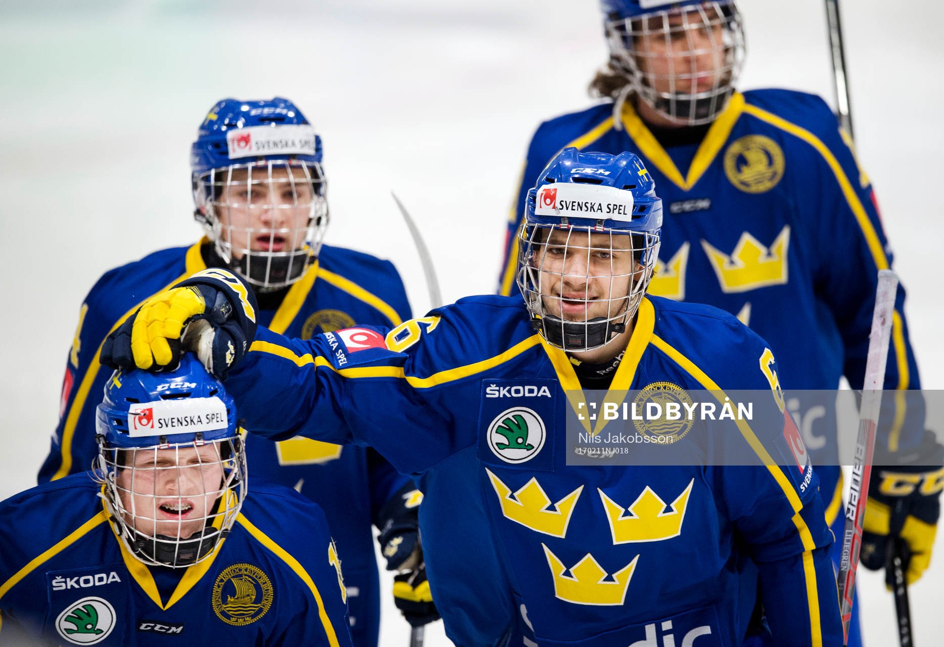 Sveriges Anton Johansson får en klapp på huvudet av