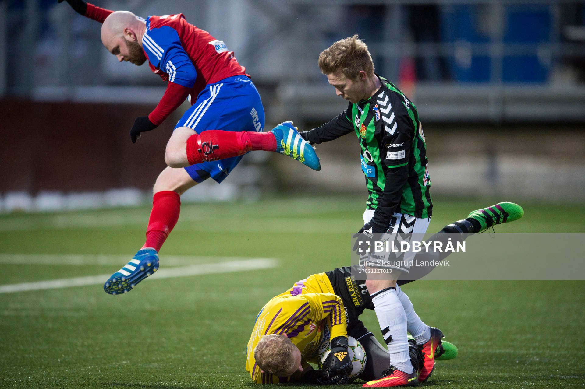 Gais Andreas Peterson och Tvååkers målvakt Johan Ekelundh