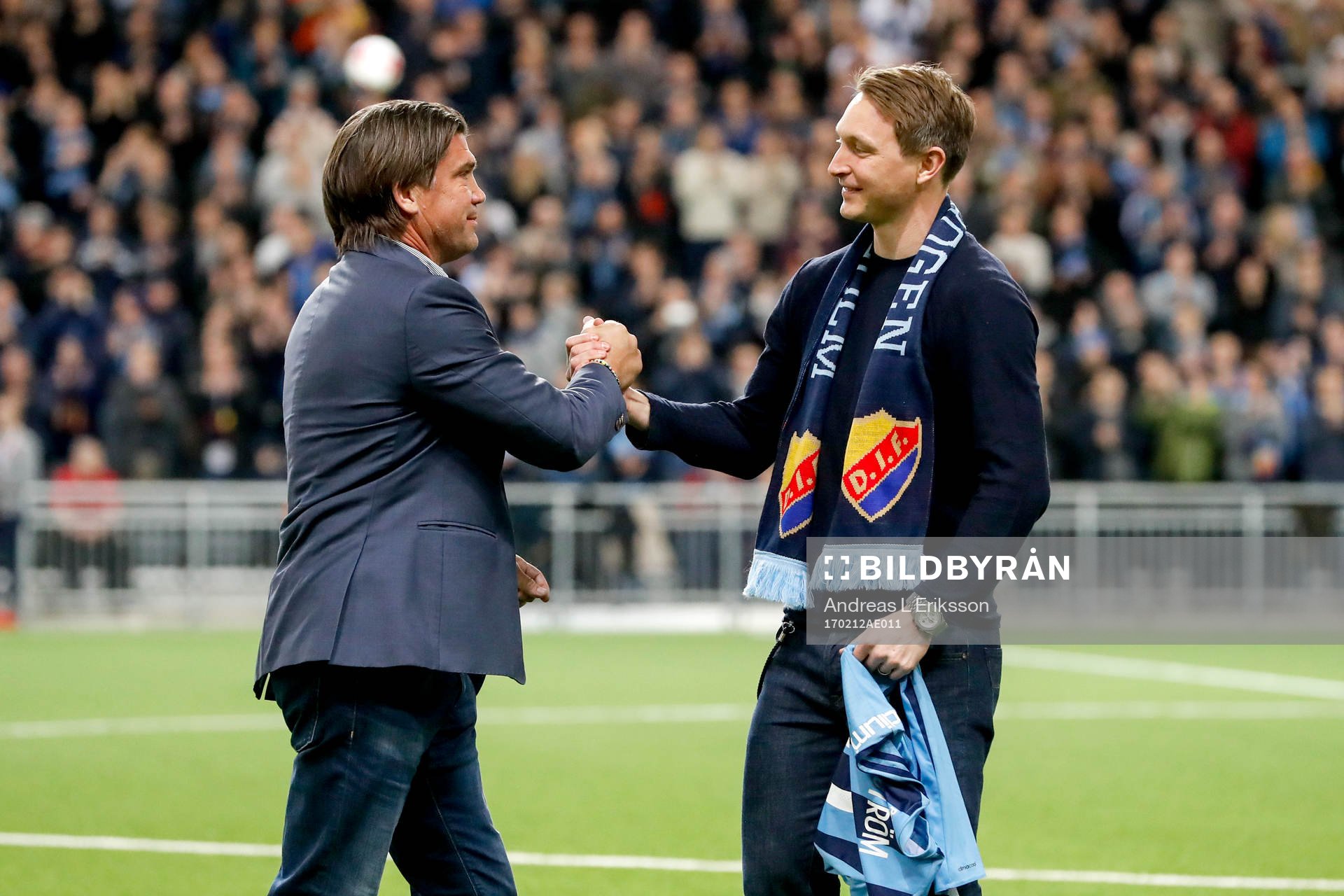 Djurgårdens sportchef Bo Andersson ger tröjan till Kim