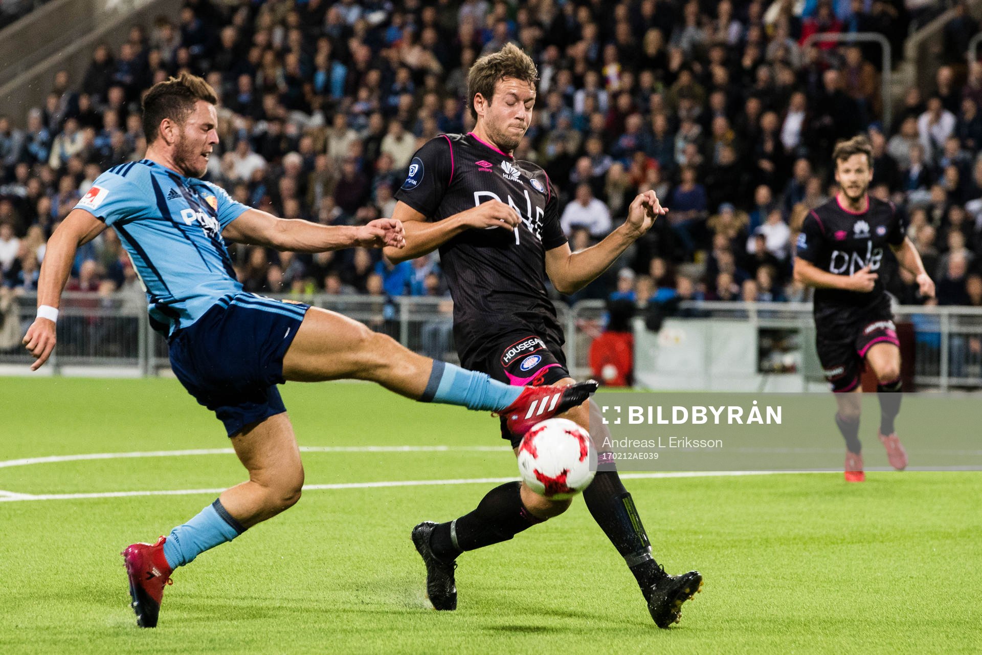 Djurgårdens Kerim Mrabti med ett skott som täcks av