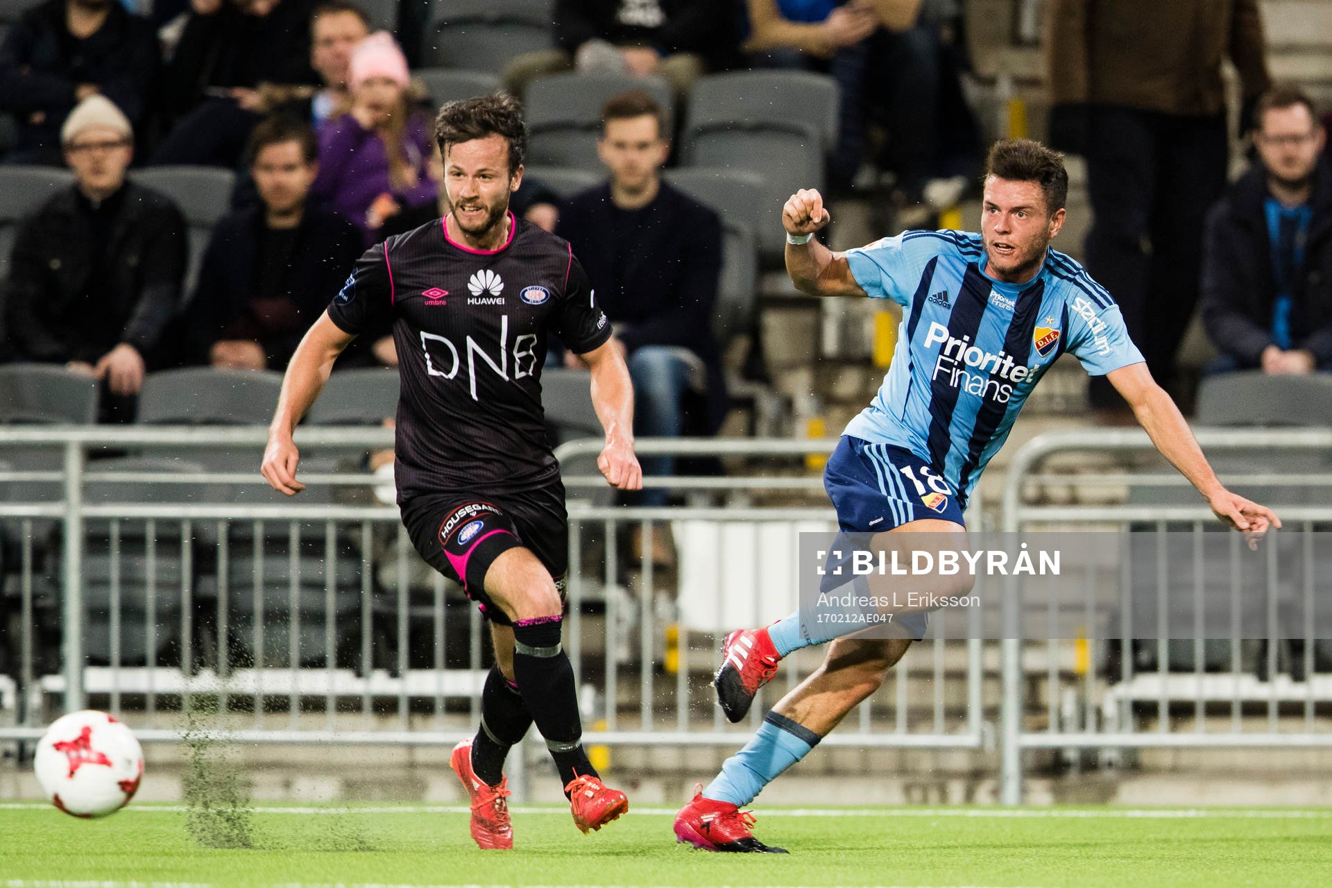 Vålerengens Robert Lundström och Djurgårdens Kerim Mrabti