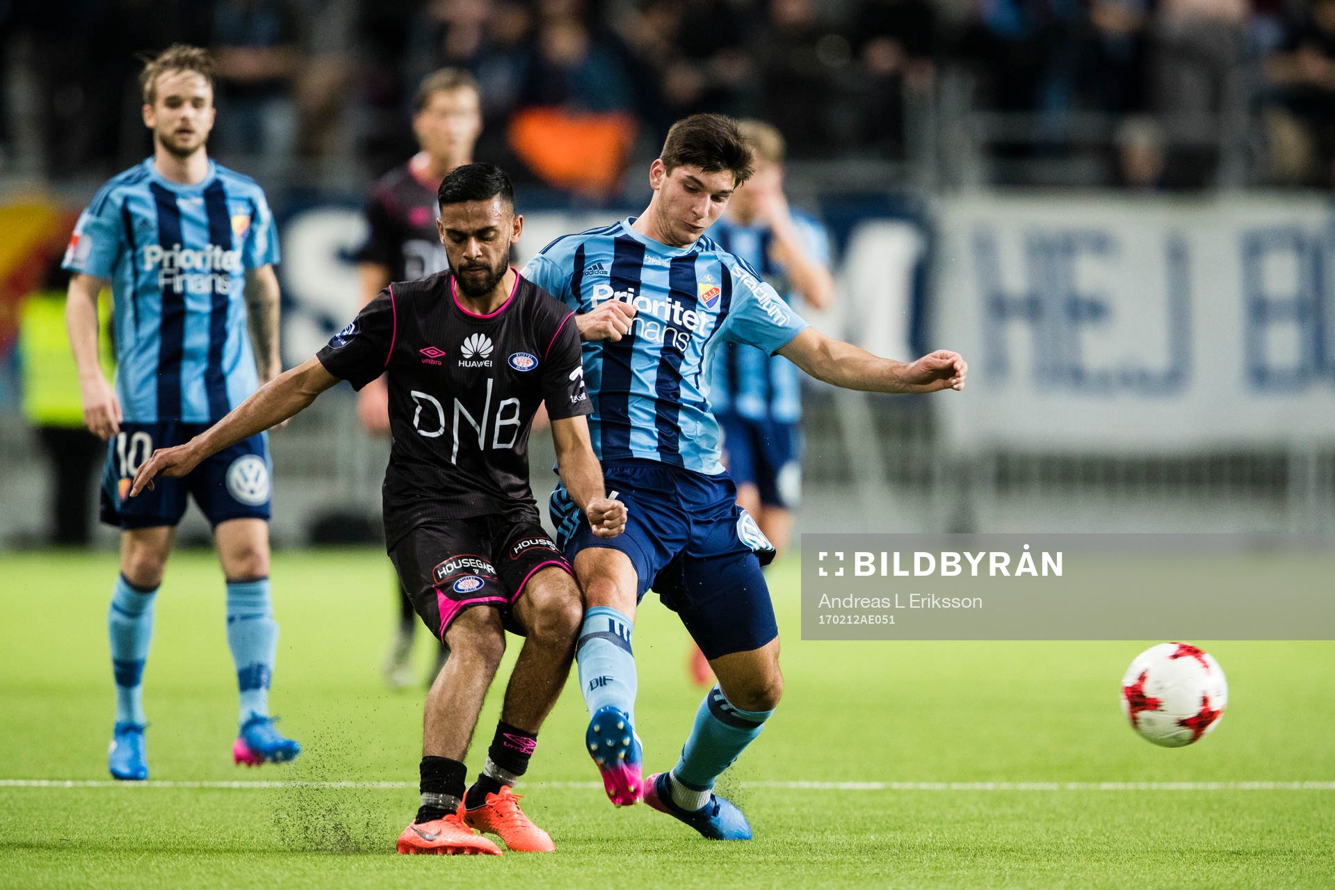 Vålerengens Ghayas Zahid i kamp om bollen med Djurgårdens Besard Sabovic under träningsmatchen i fotboll mellan Djurgården och Vålerengen den 12 februari 2017 i Stockholm.