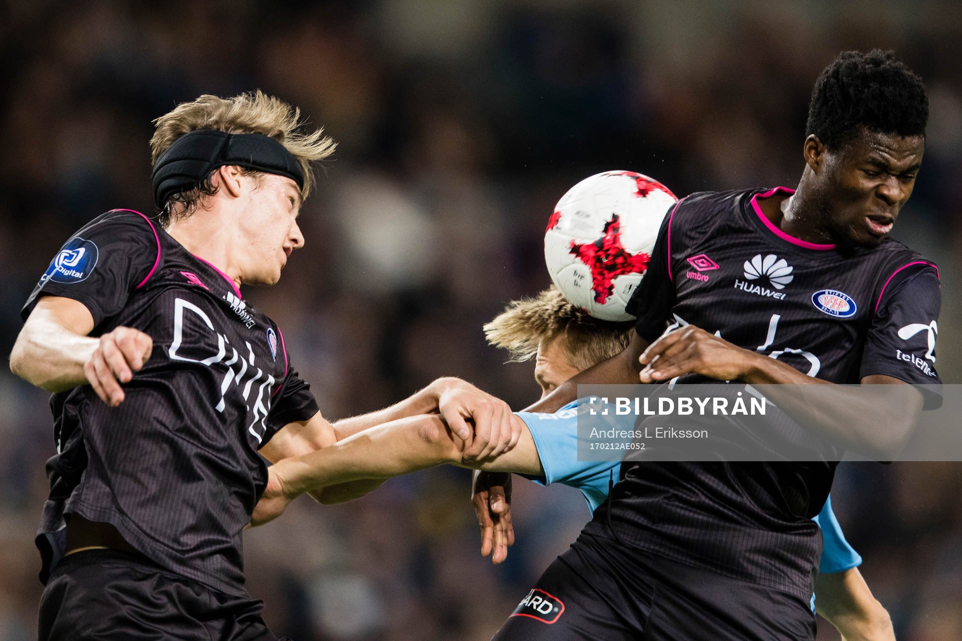 Vålerengens Markus Nakkim och Ernest Agyiri i en nickduell