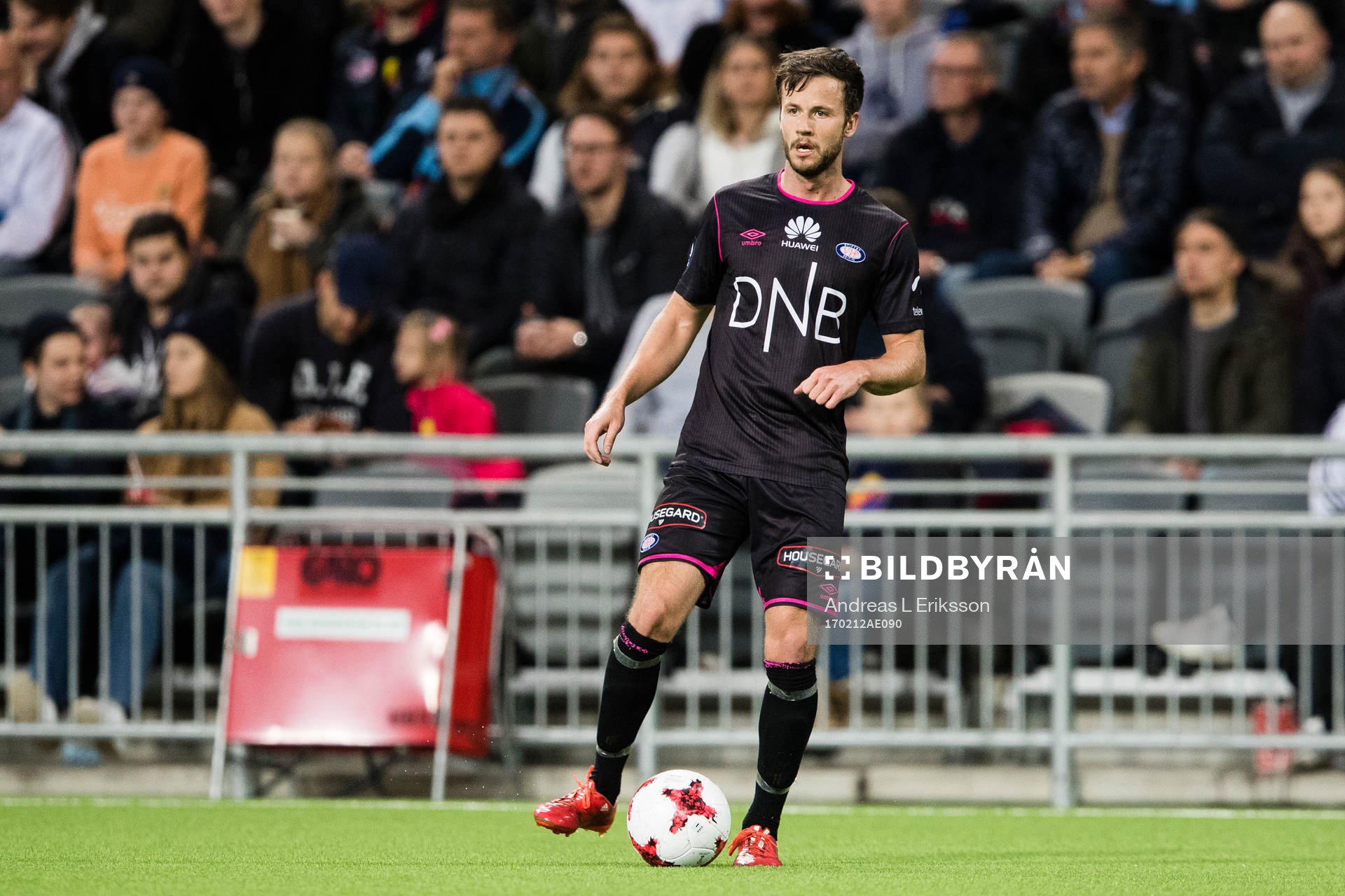 Vålerengens Robert Lundström med bollen