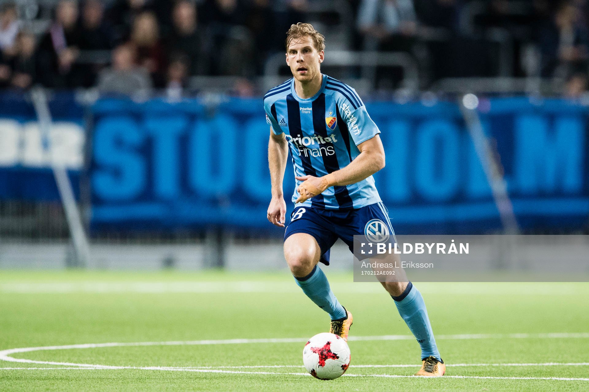 Djurgårdens Niklas Gunnarsson med bollen