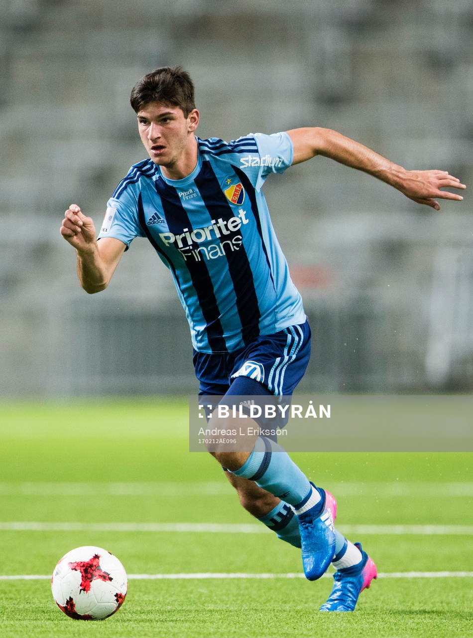 Djurgårdens Besard Sabovic med bollen