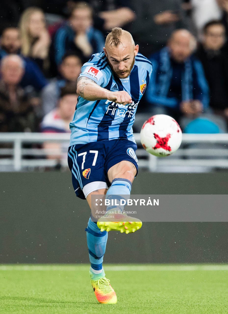 Djurgårdens Magnus Eriksson med ett skott