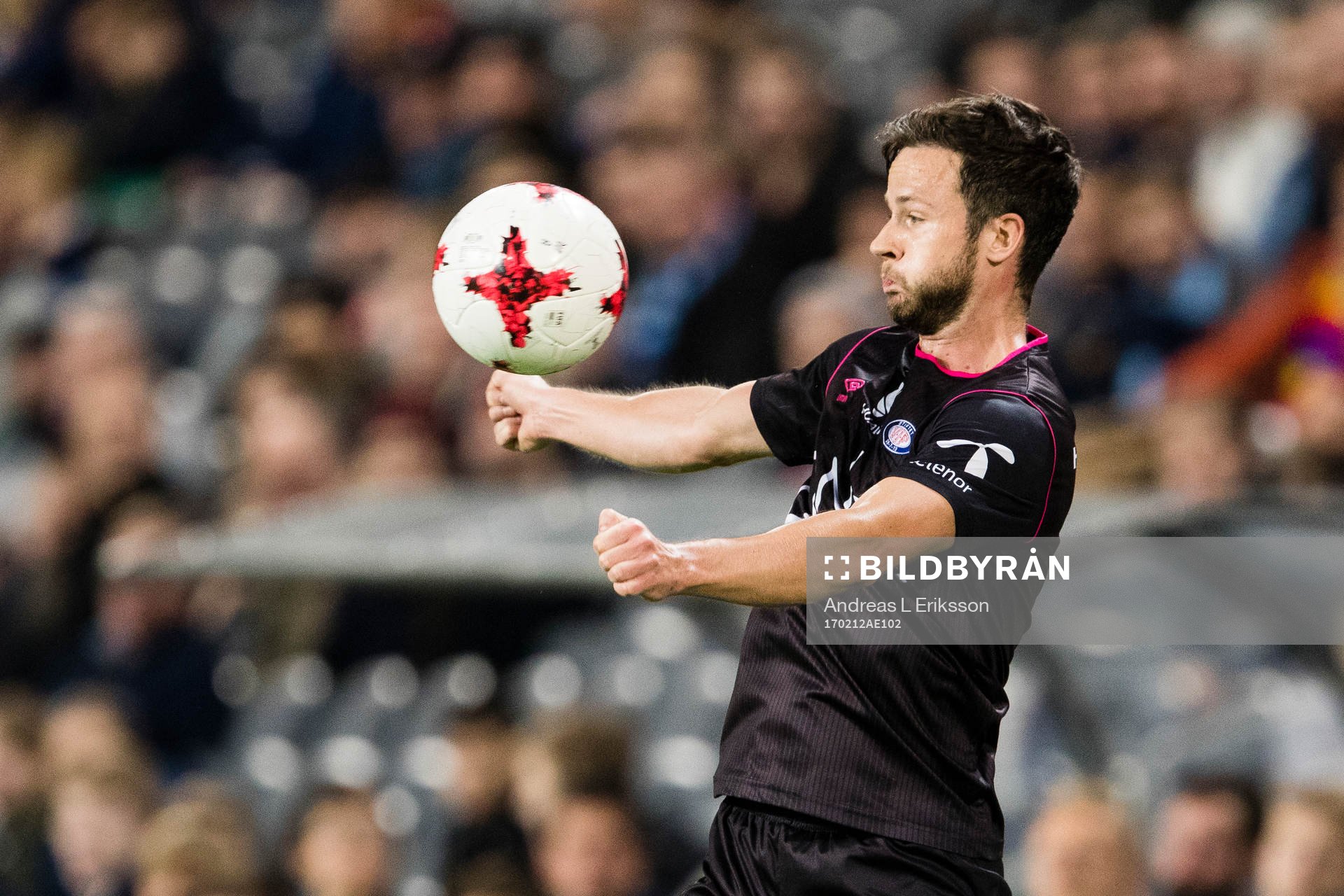 Vålerengens Robert Lundström tar ner bollen