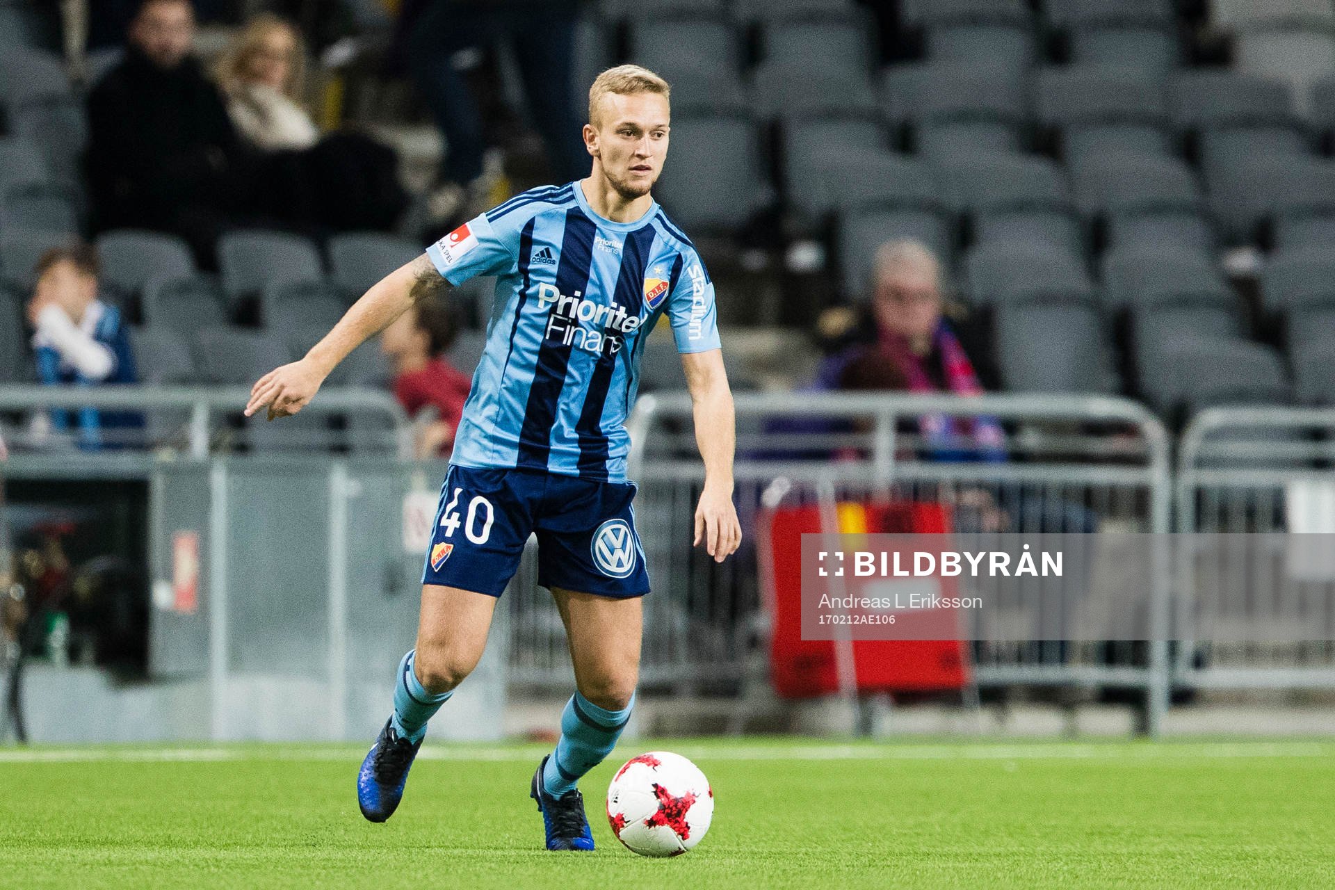 Djurgårdens Alexander Michel med bollen
