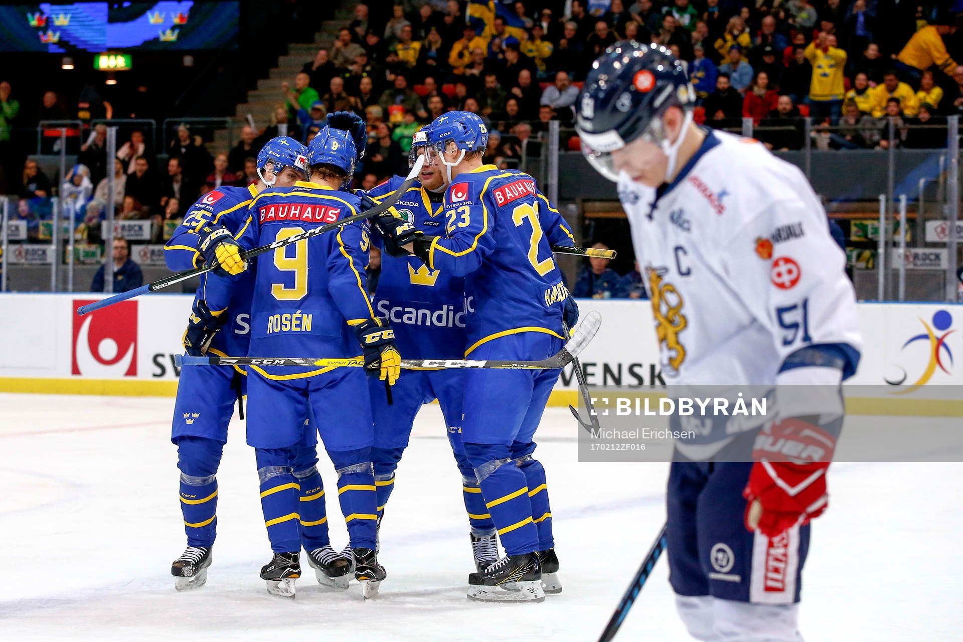 Sveriges Philip Holm jublar med lagkamrater