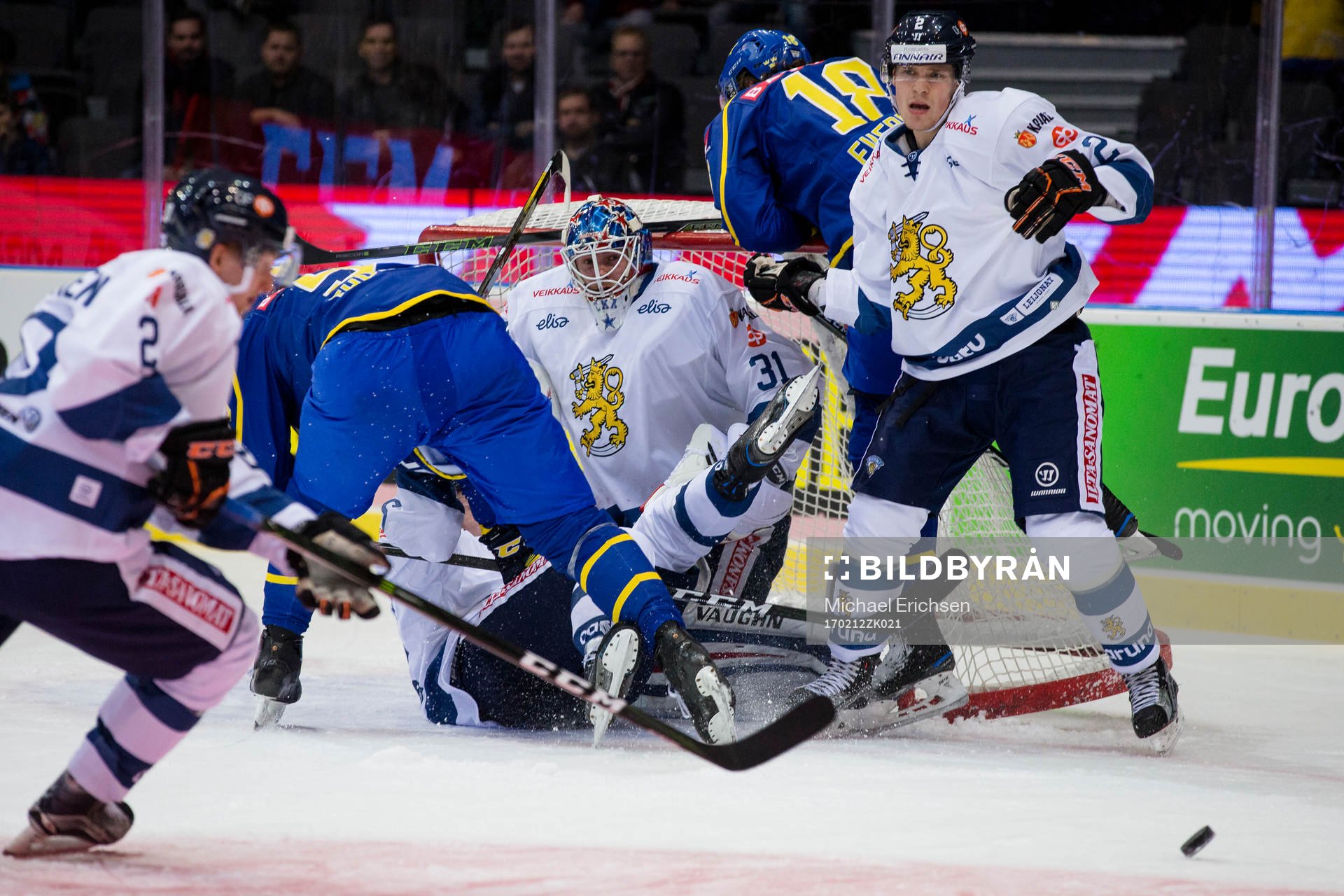Finlands målvakt Mikko Koskinen stöter bort pucken med