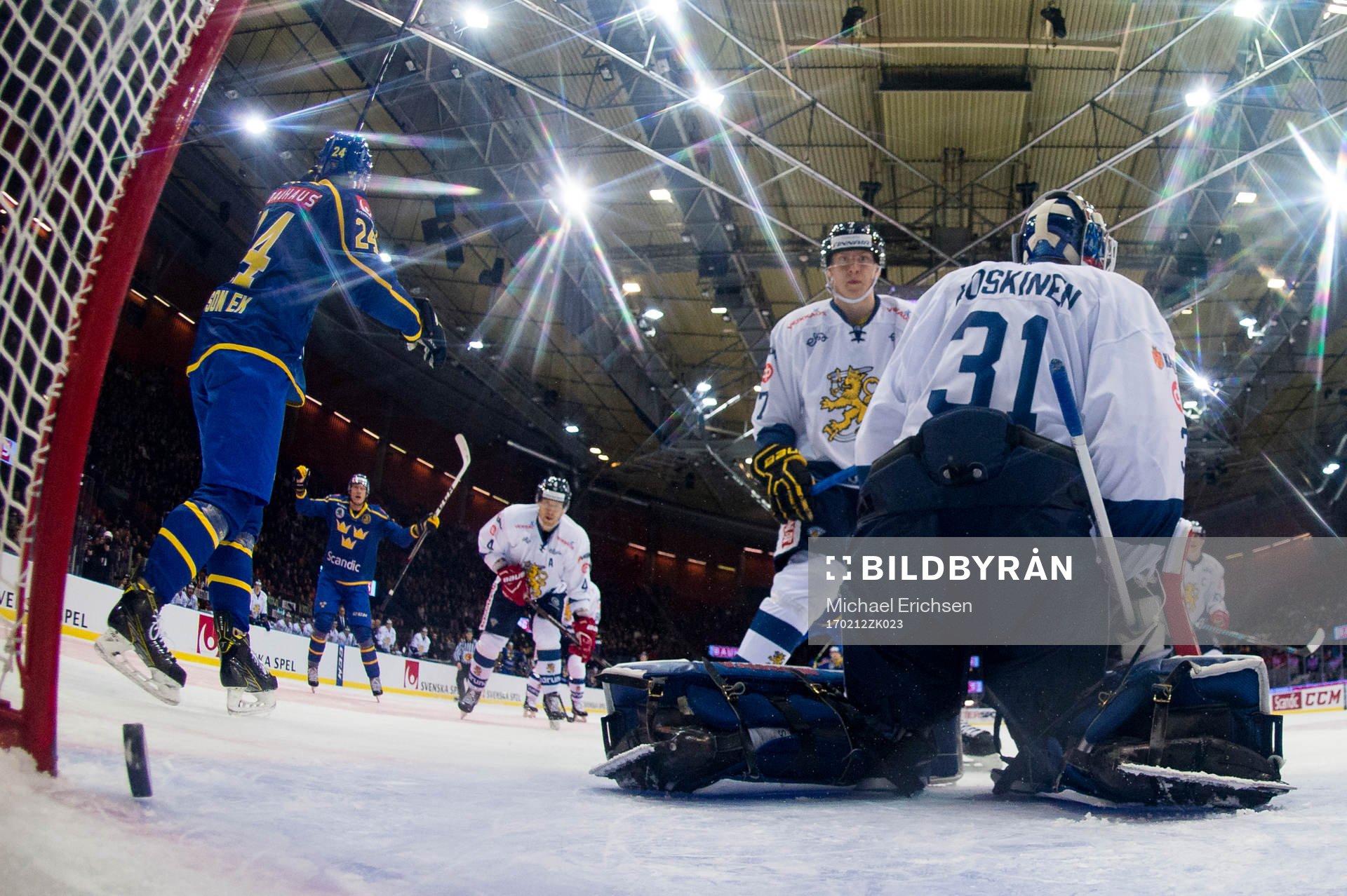 Sveriges Joel Eriksson Ek jublar mot Johan Ryno
