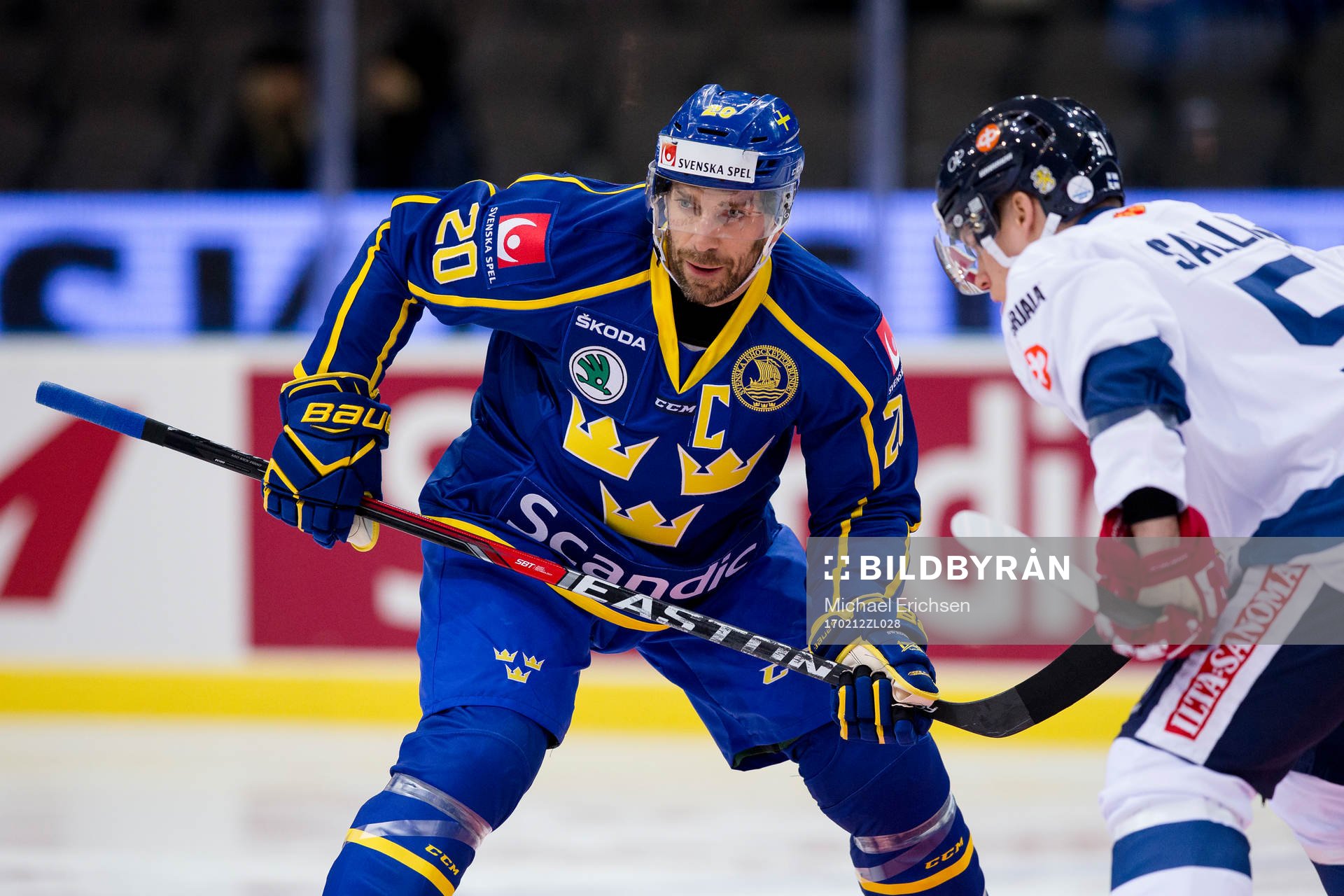 Sveriges Joel Lundqvist tekar mot Finlands Tomi Sallinen