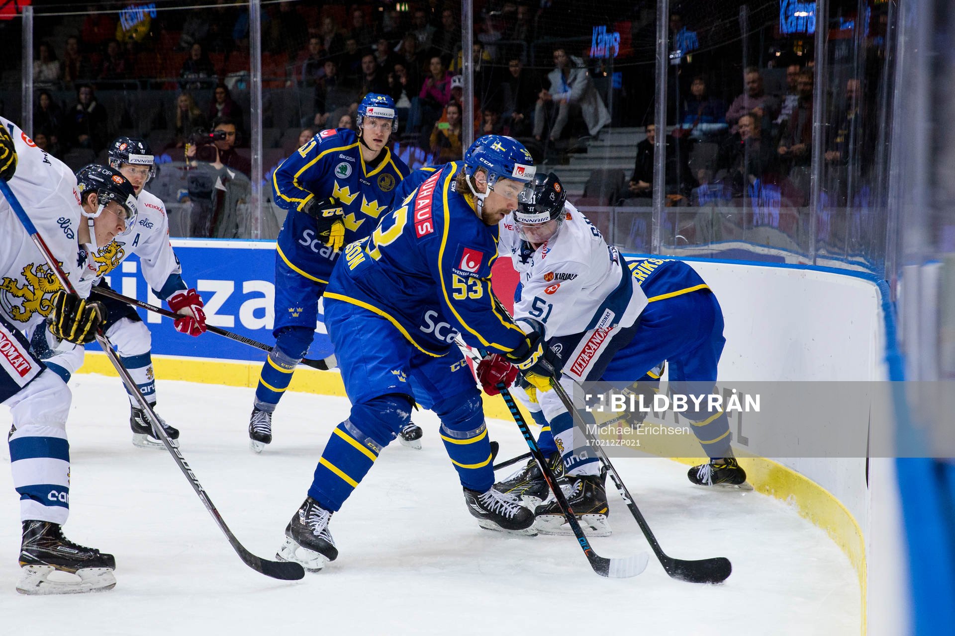 Sveriges Andreas Thuresson i kamp om pucken i sarghörnet