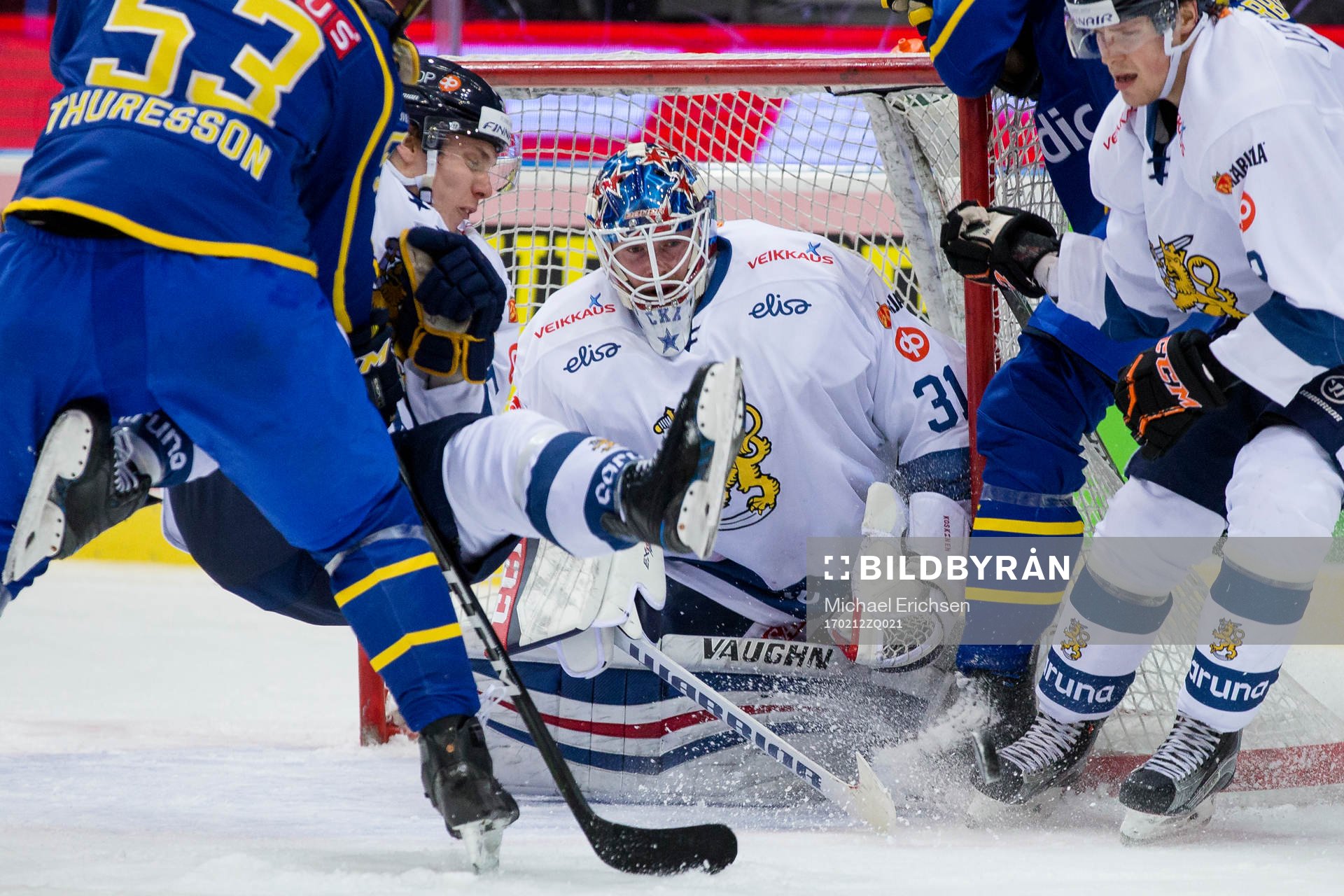 Finlands målvakt Mikko Koskinen stöter bort pucken med