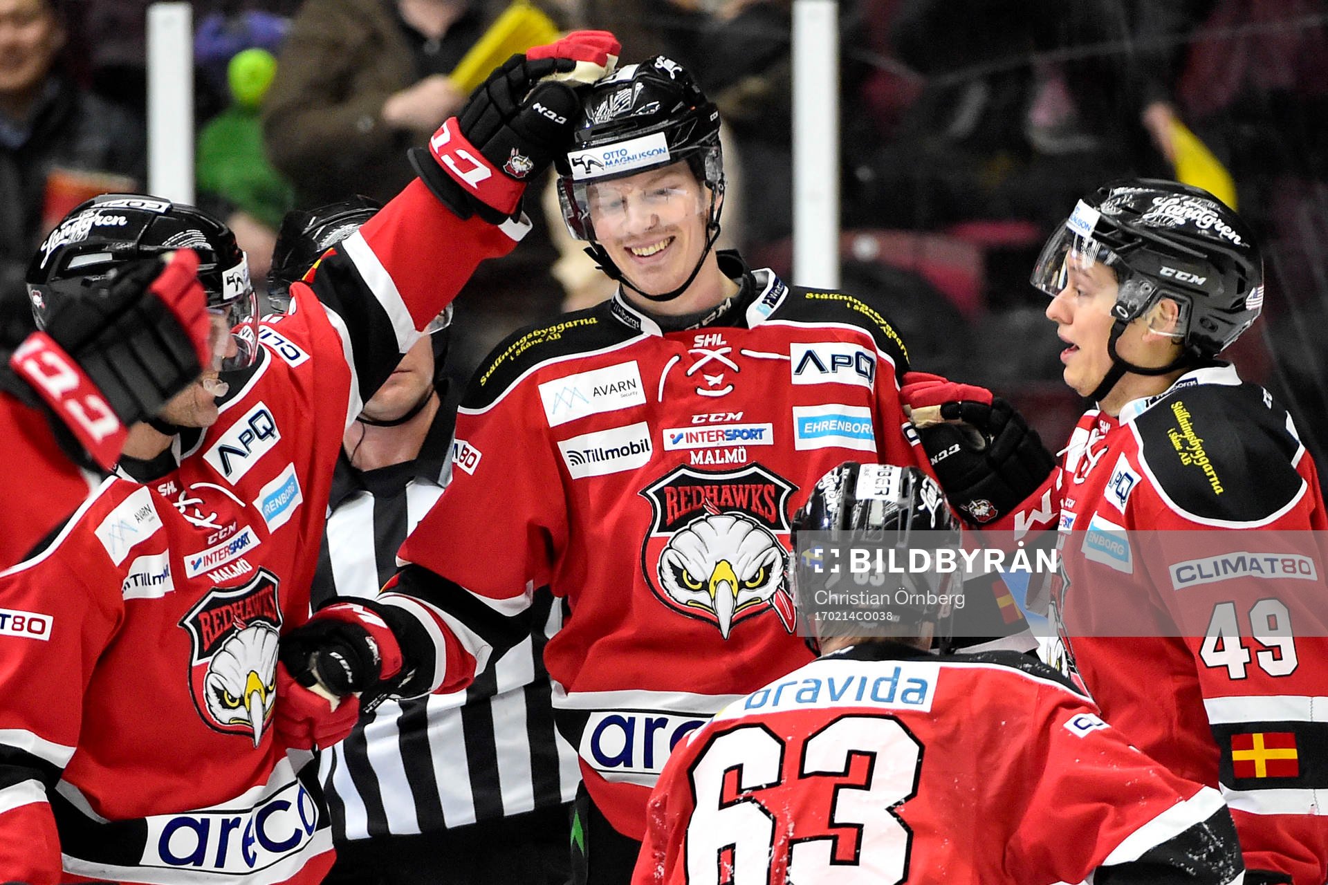 Malmö Redhawks Lars Bryggman jublar med lagkamrater