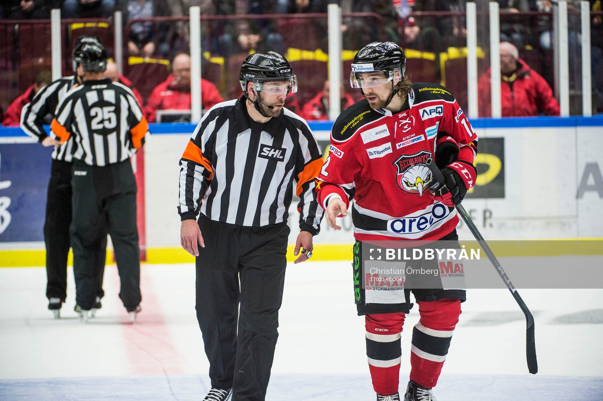 Domaren Marcus Linde och Malmö Redhawks Andreas Thuresson